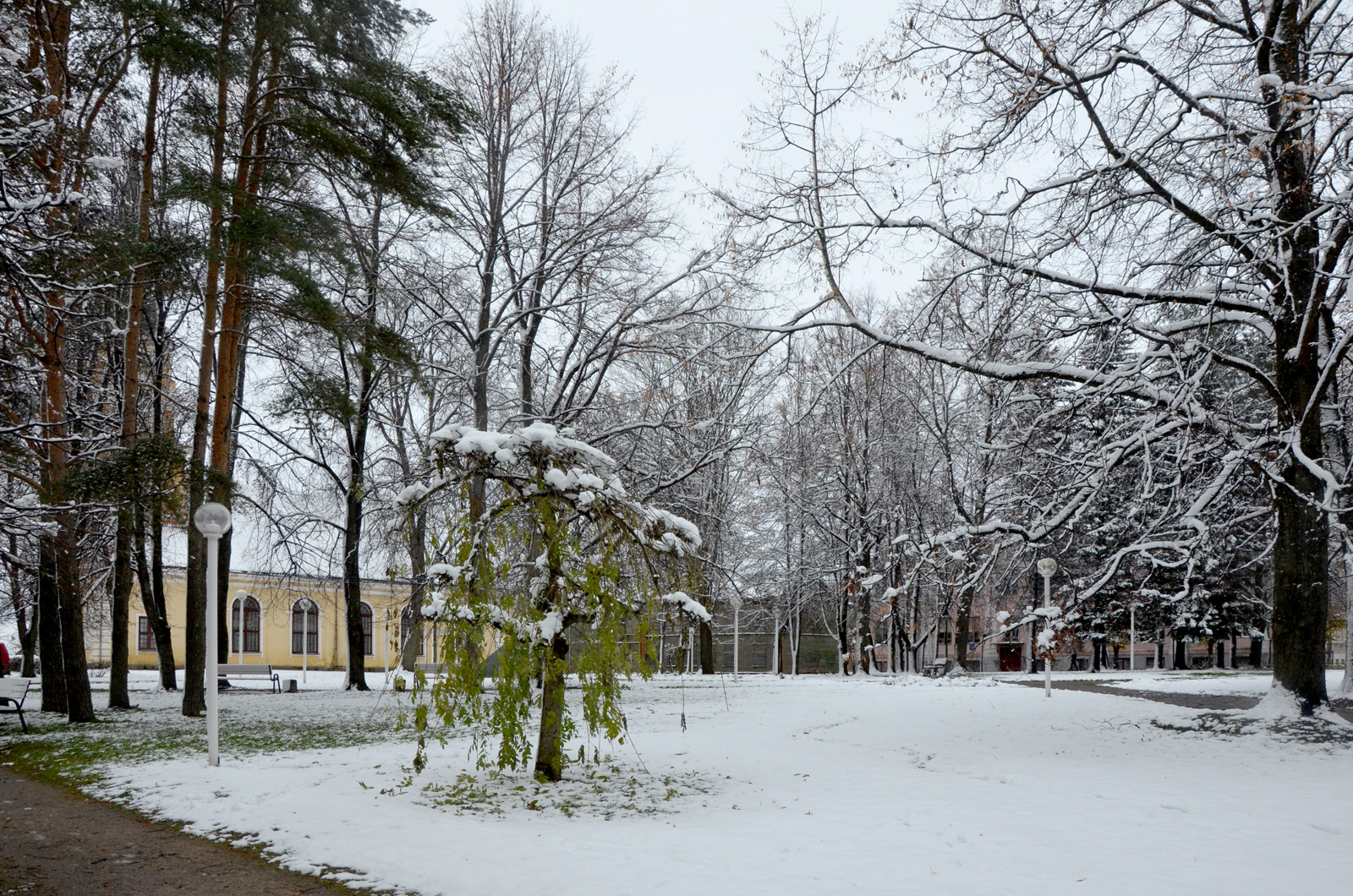 Võru, Turuplats (Keskväljak), vasakul Võru Katariina kirik. rephoto