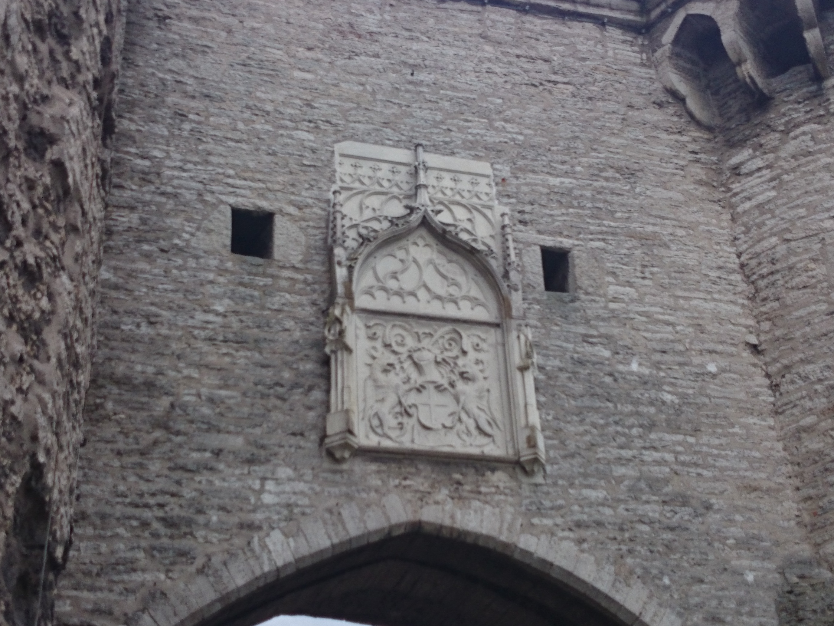 Tallinn, vapp Suure Rannavärava kohal müüris. rephoto