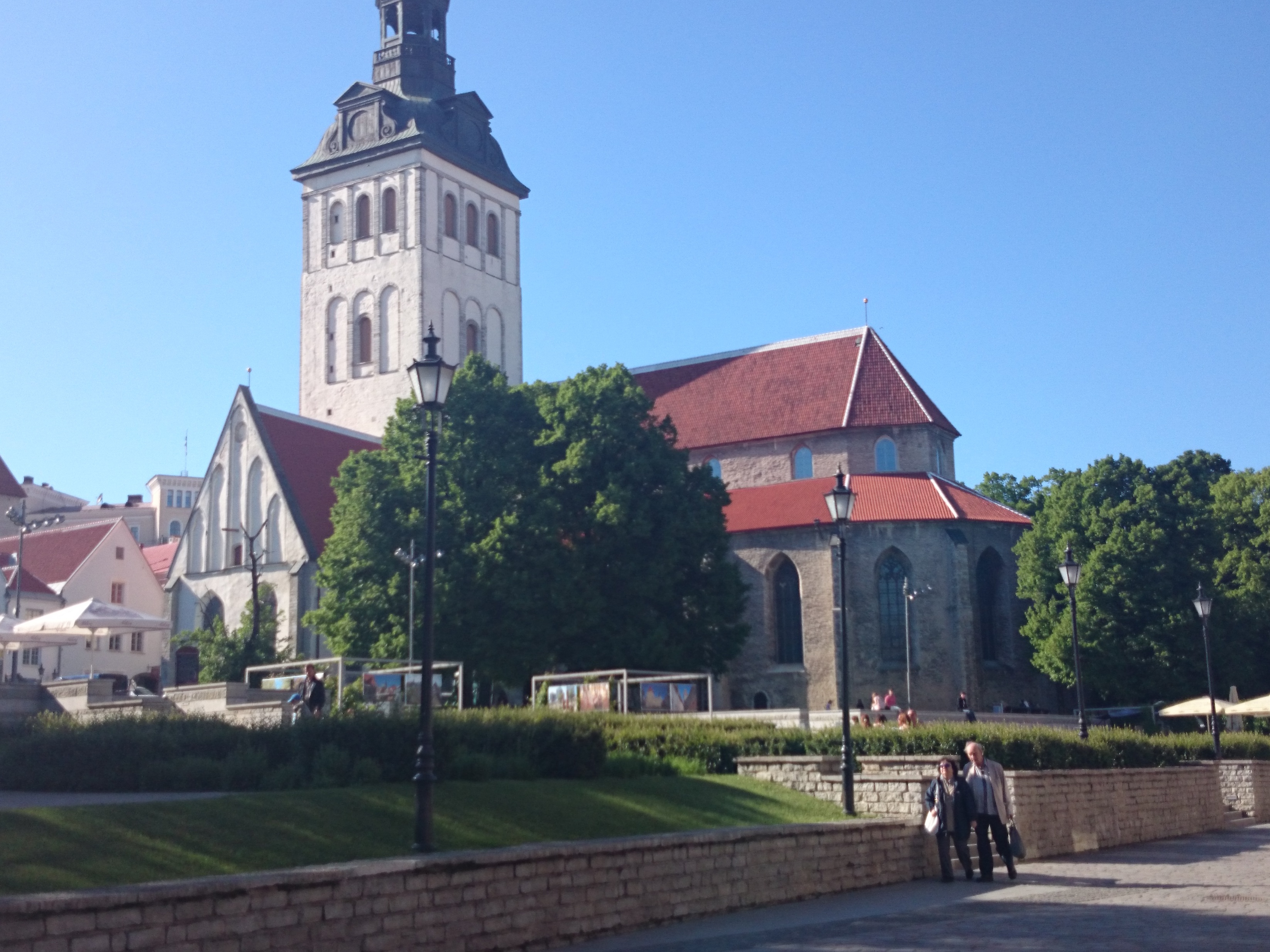 Tallinn, vaade Niguliste kiriku varemetele väljaku poolt. rephoto