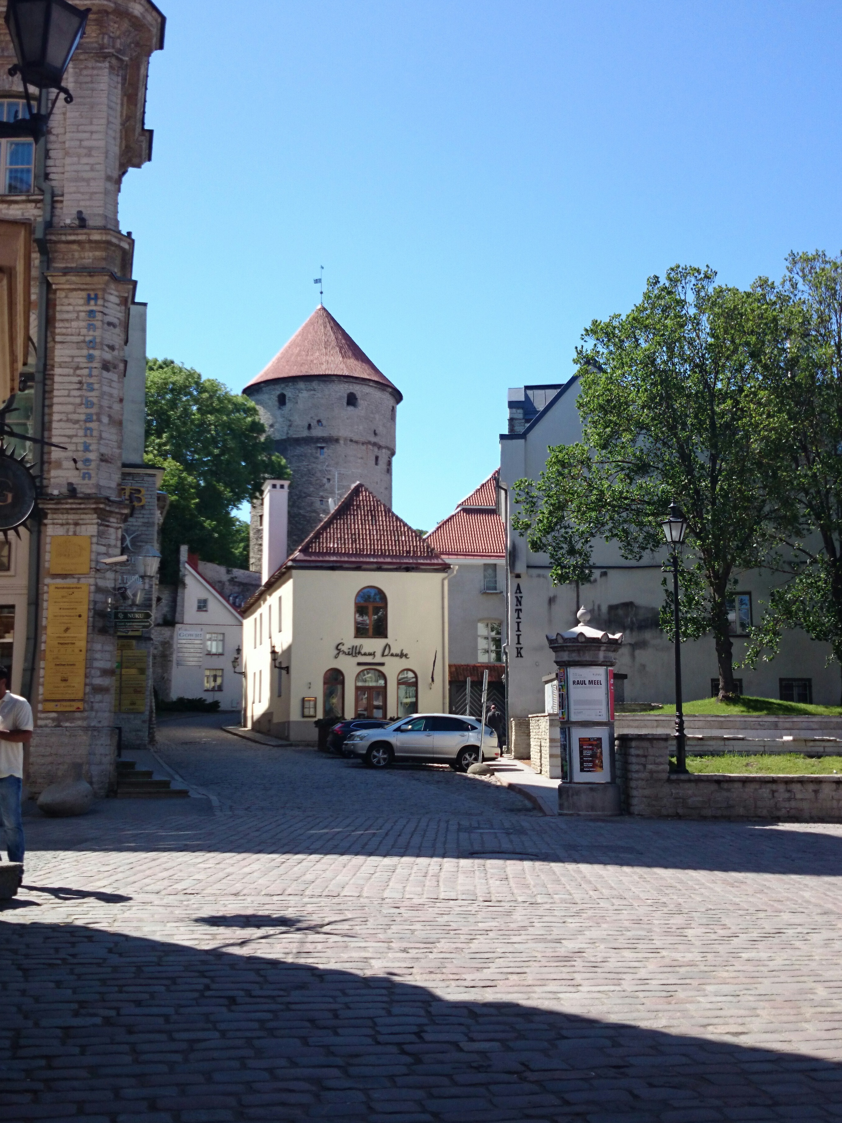 Tallinn, Harju ja Rüütli tänava nurk, taga Kiek-in-de-Kök. rephoto