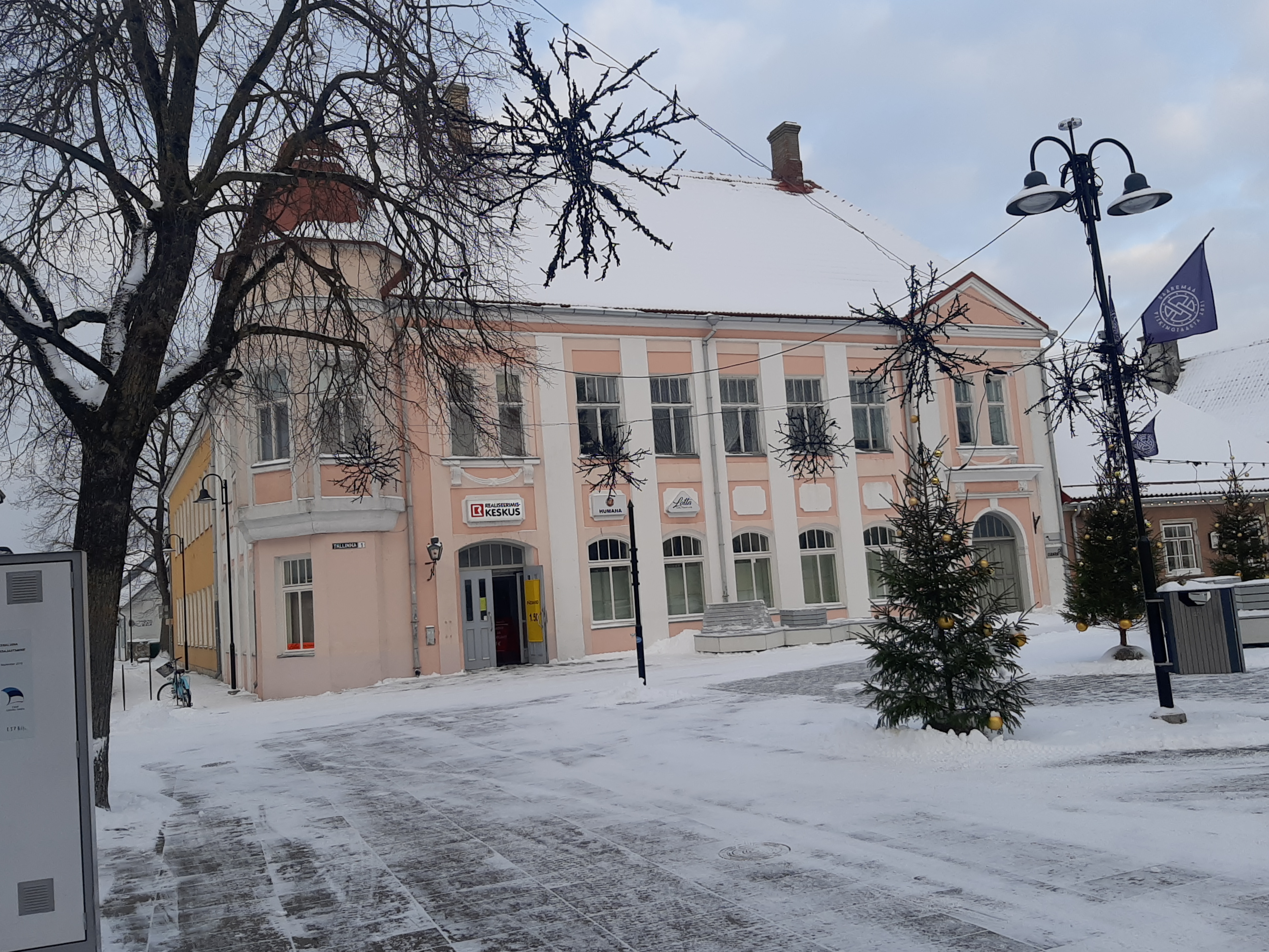 Kuressaare Vabatahtliku Tuletõrjeühingu kolm jaoskonda saavad uue lipu rephoto