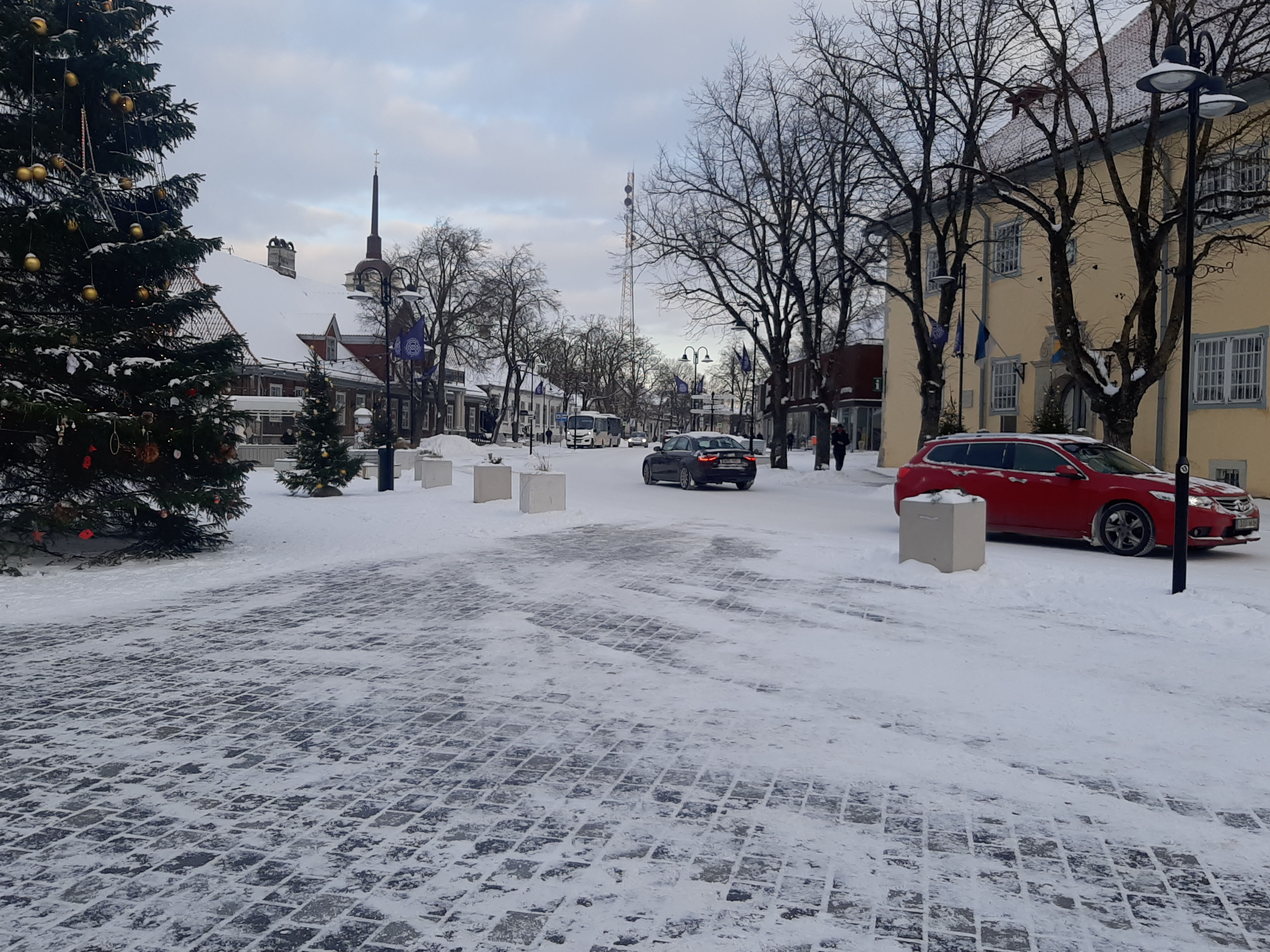 KES-i 40. juubel: vasakul on ülesrivistatud peolised ja paremalpealtvaatajad rephoto