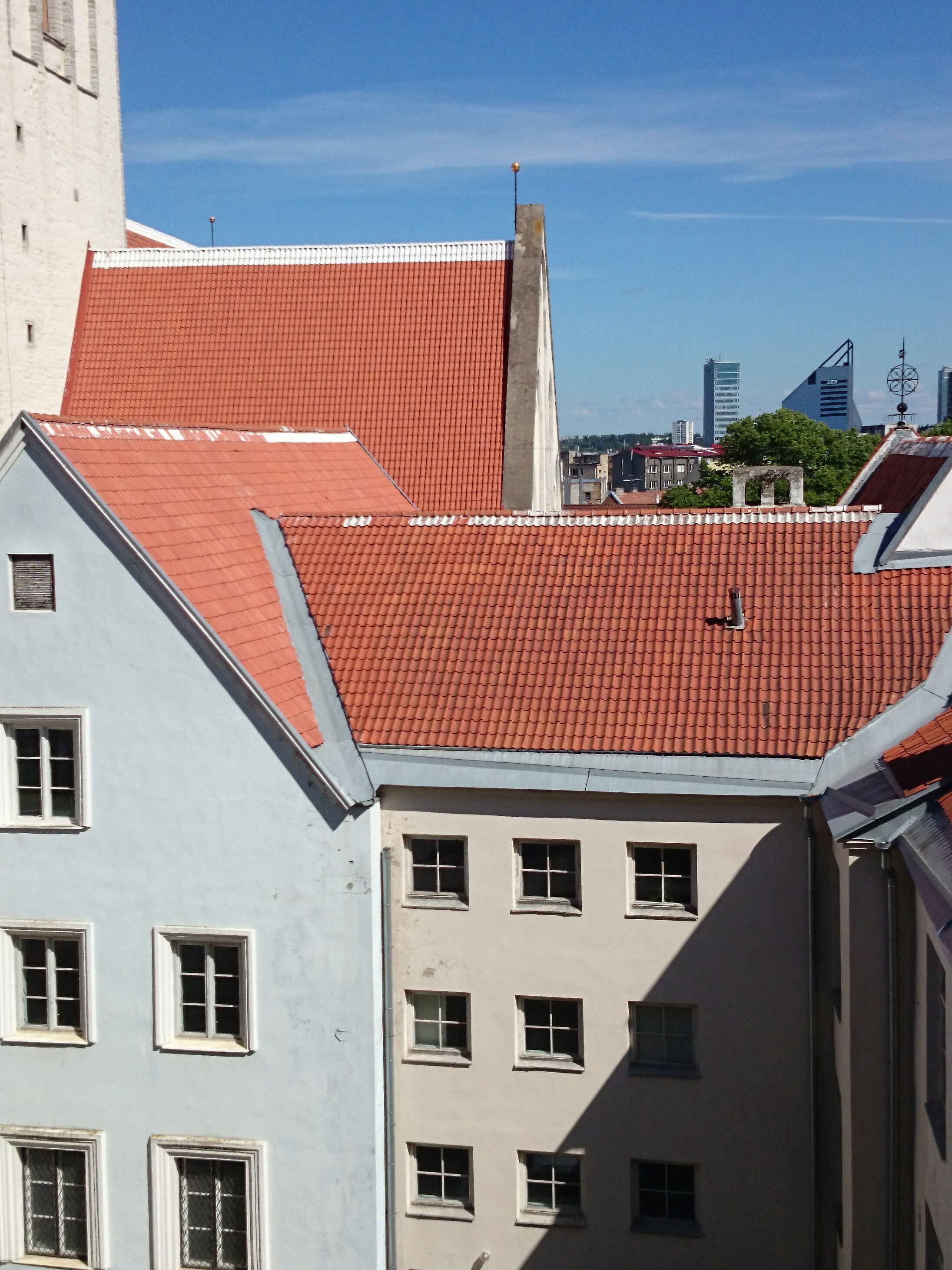 Tallinn, Niguliste kiriku varemed Antoniuse kabeli poolt. rephoto