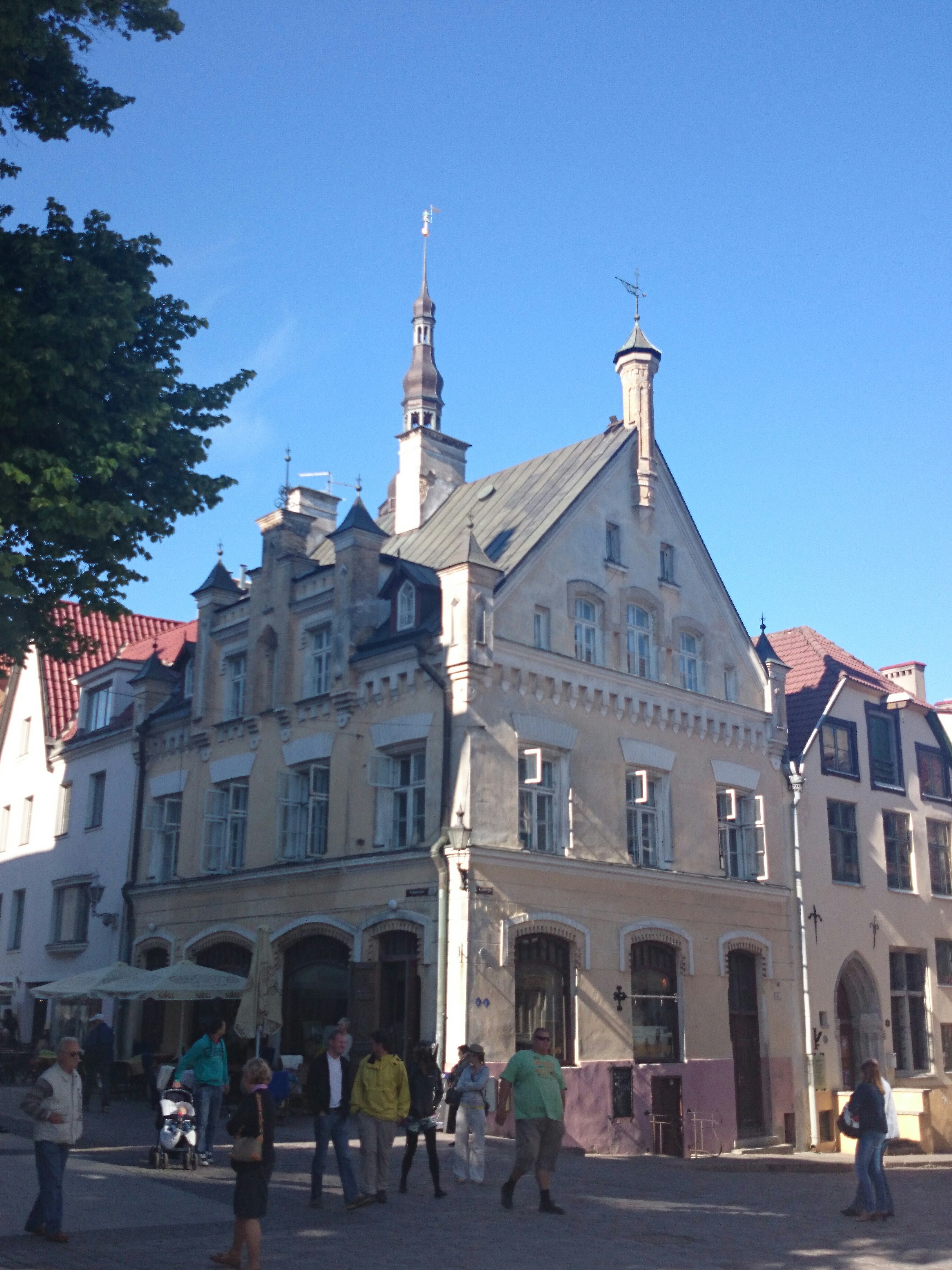 Tallinn, maja Kullassepa ja Kuninga tänava nurgal. rephoto
