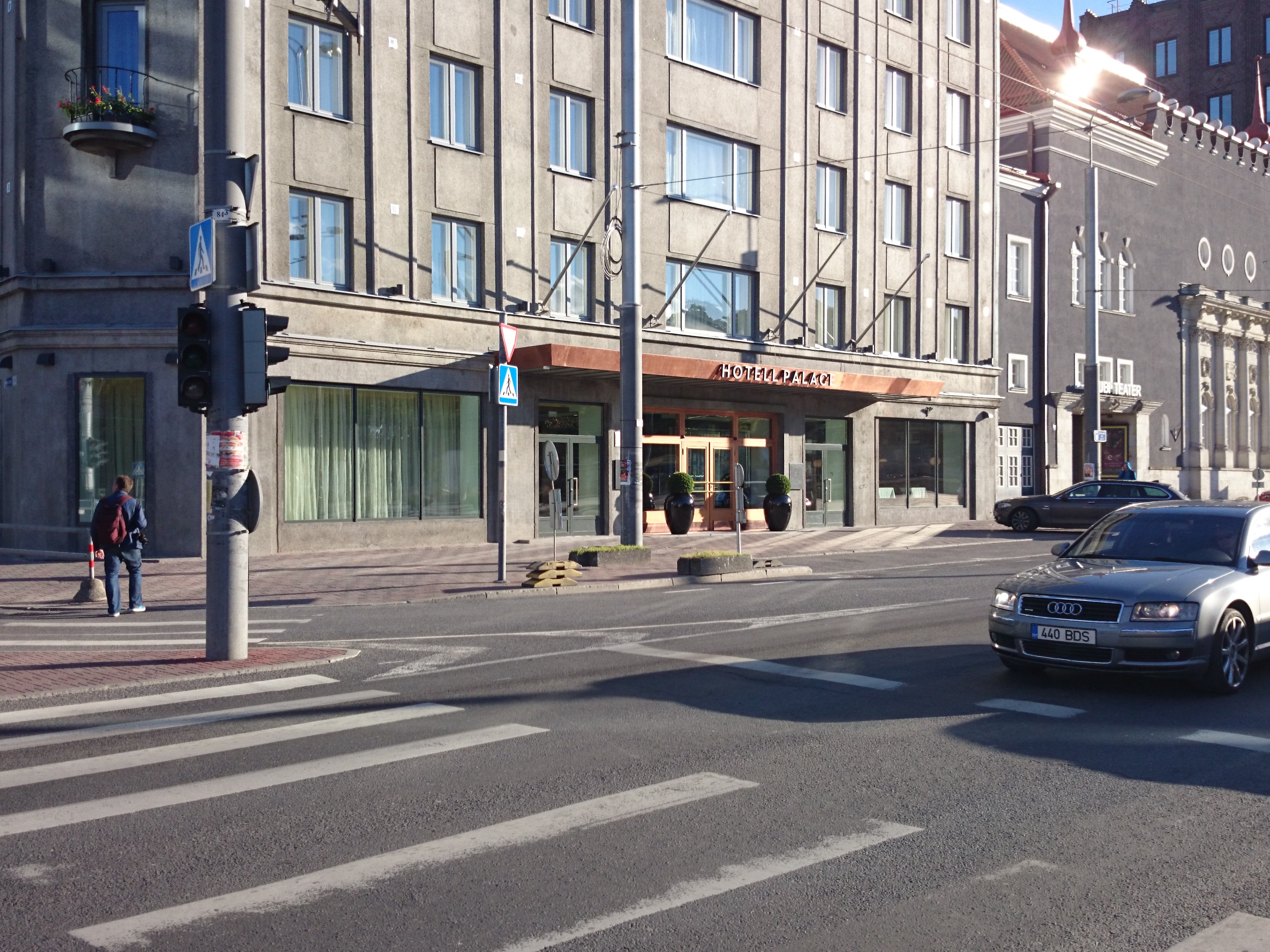 "Peetri" hotell, Vabaduse väljak nr 3 - esiplaanil sõituautod ja Eesti Autoklubi liikmed rephoto