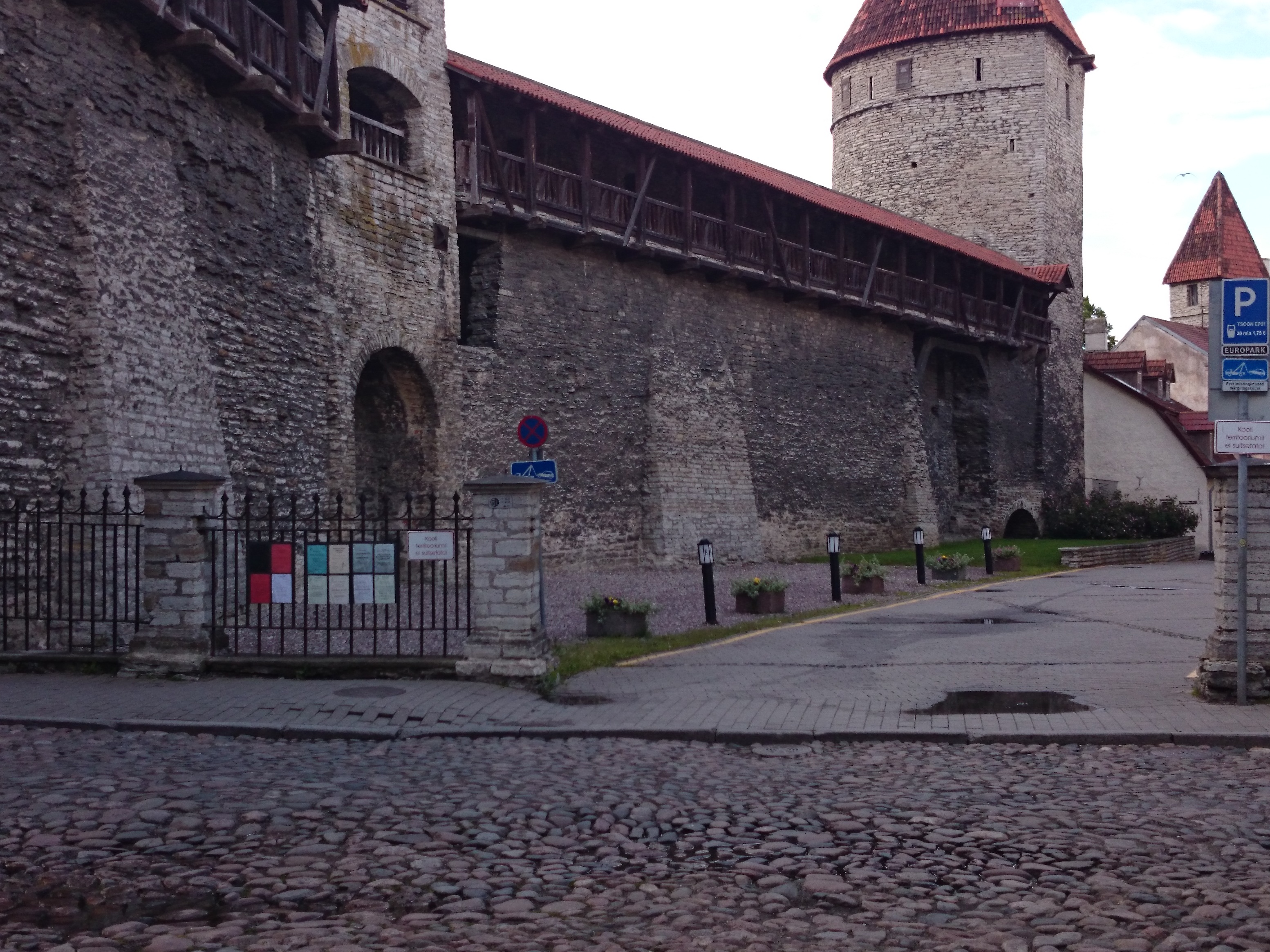 Tallinn, linnamüür Kloostri tänava juures, Sauna torn ja Gud-Dag'i torn. rephoto
