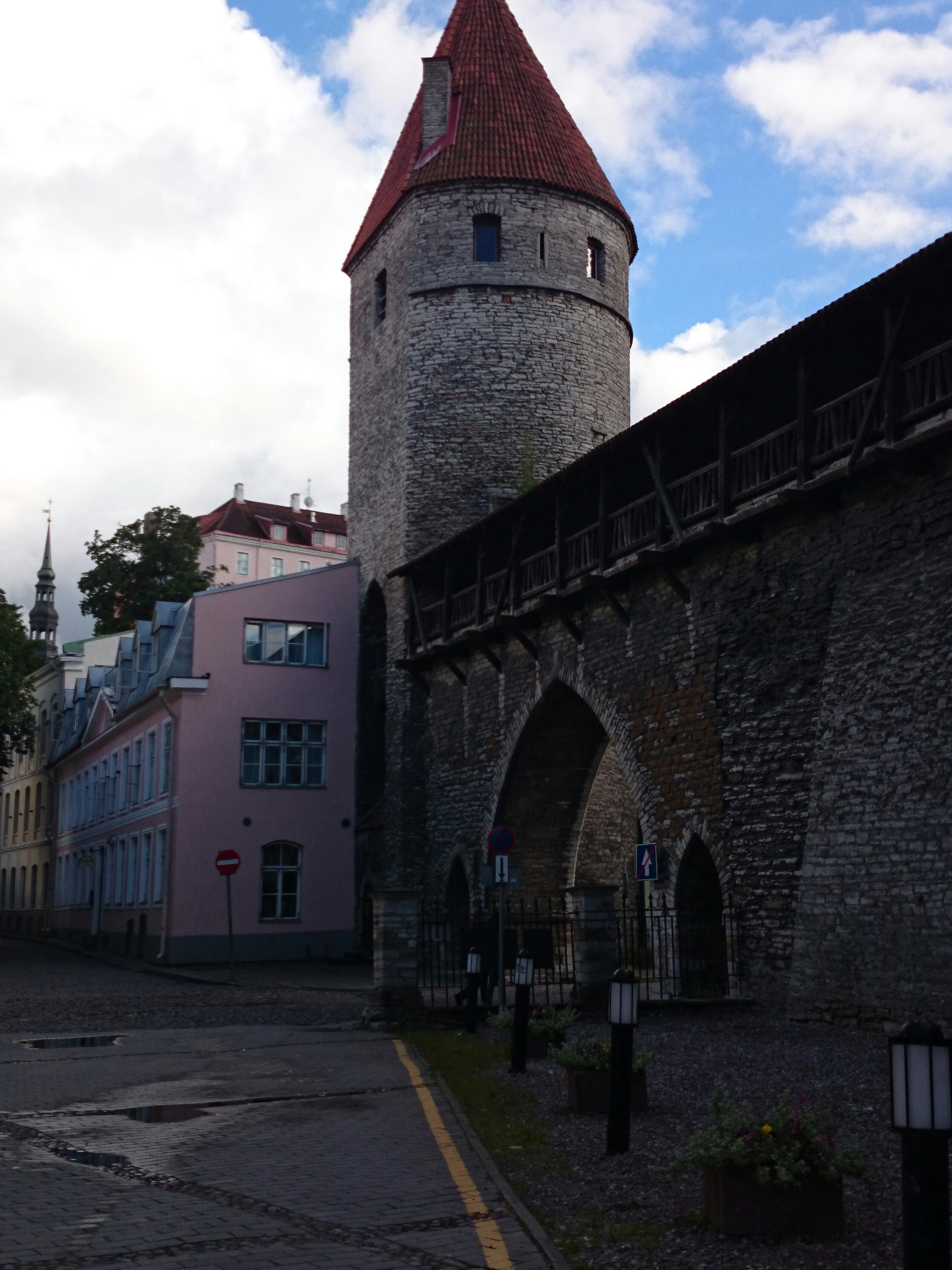 Tallinn, Köstritorn ja värav linnamüüris Kloostri tänava kohal. rephoto