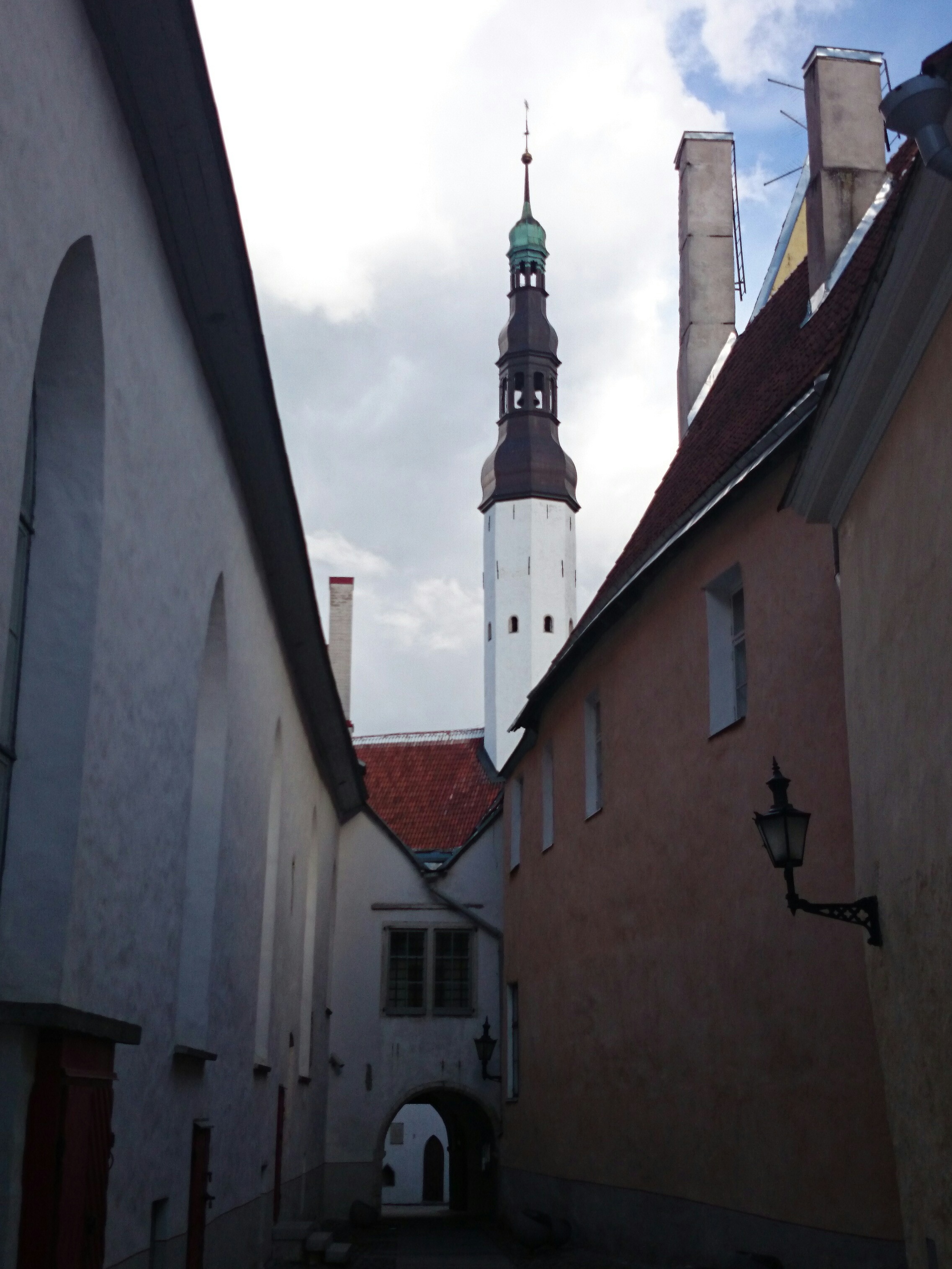 Tallinn, Börsi käik, taga Pühavaimu kirik. rephoto