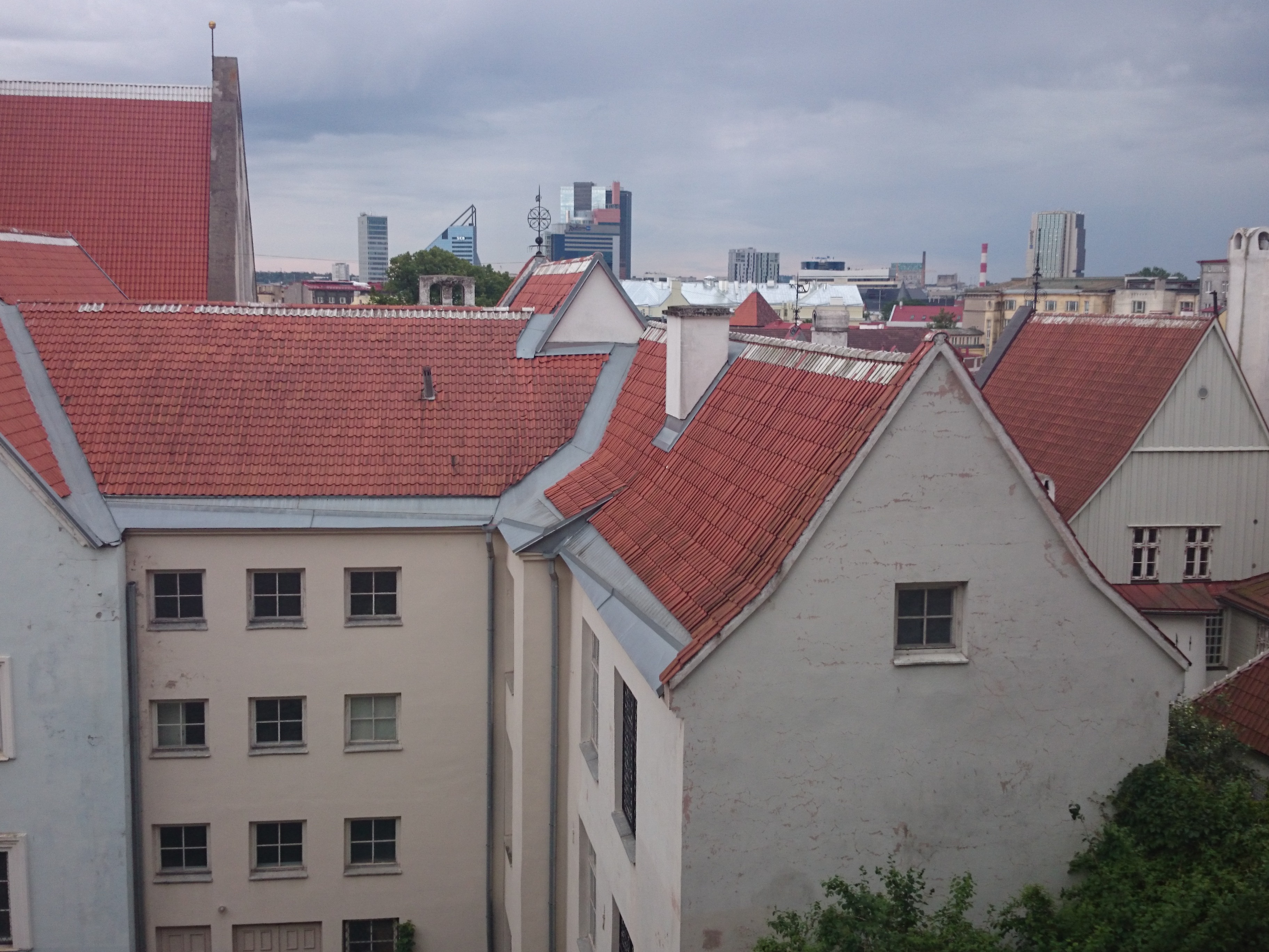 Tallinn, vaade vanalinna katustele Niguliste kiriku juures. rephoto