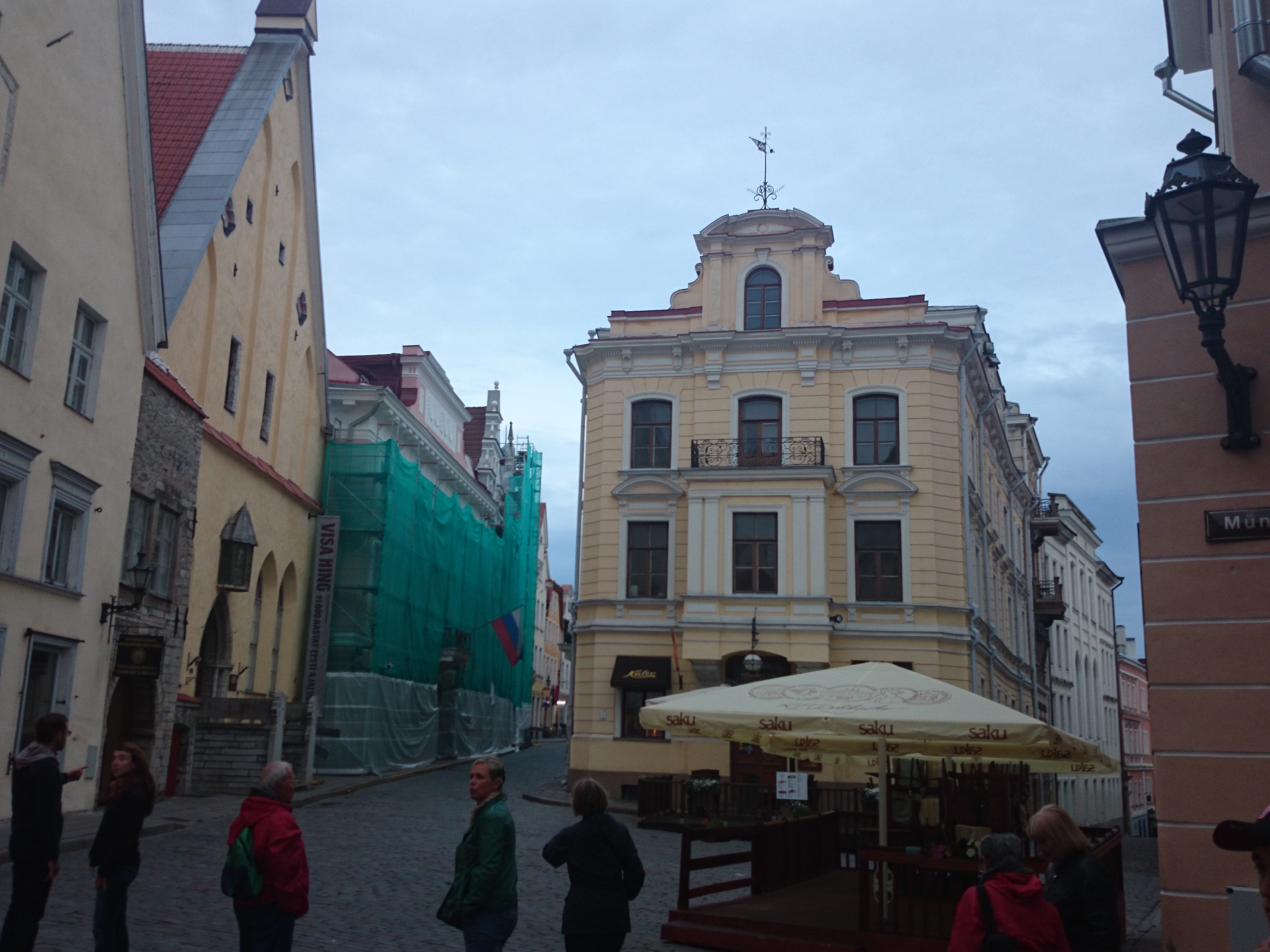 Tallinn, Pika tänava ja Pühavaimu tänava hargnemine, keskel endine Georg Stude maja. rephoto