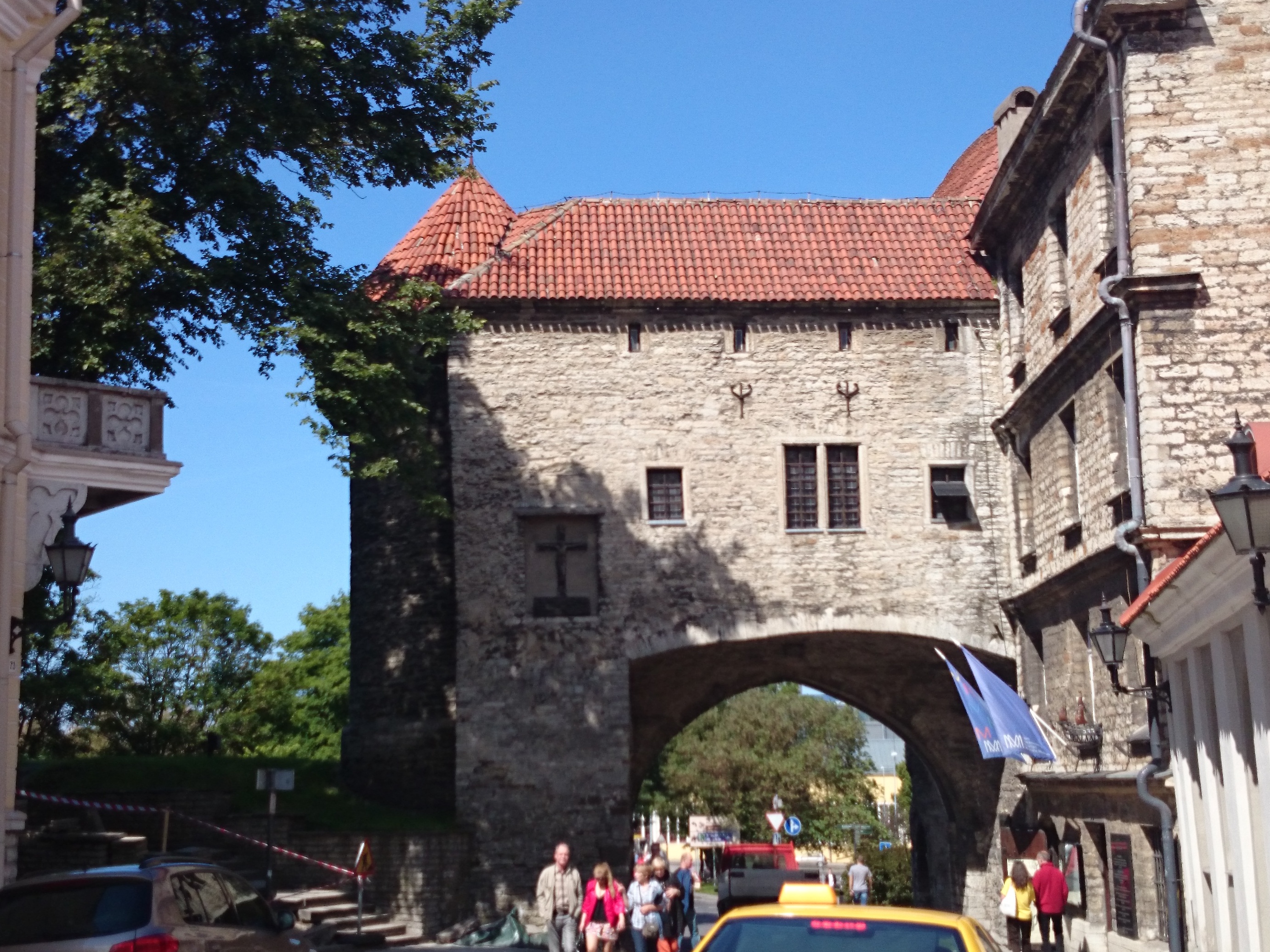 Tallinn, Suur Rannavärav, vaade Pikalt tänavalt. rephoto