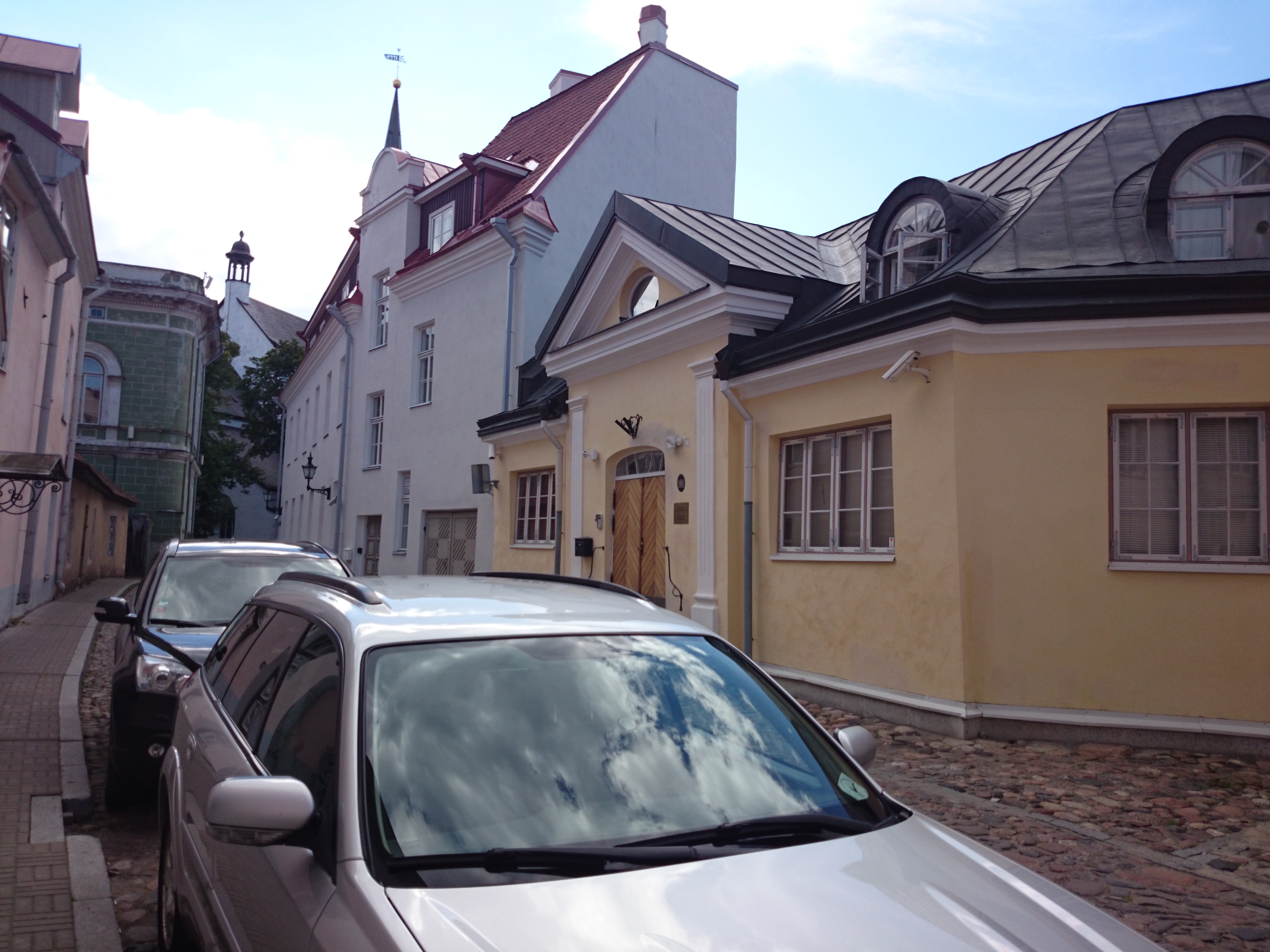 Tallinn, Toom-Rüütli tänav öösel, vaade Toomkiriku poole. rephoto