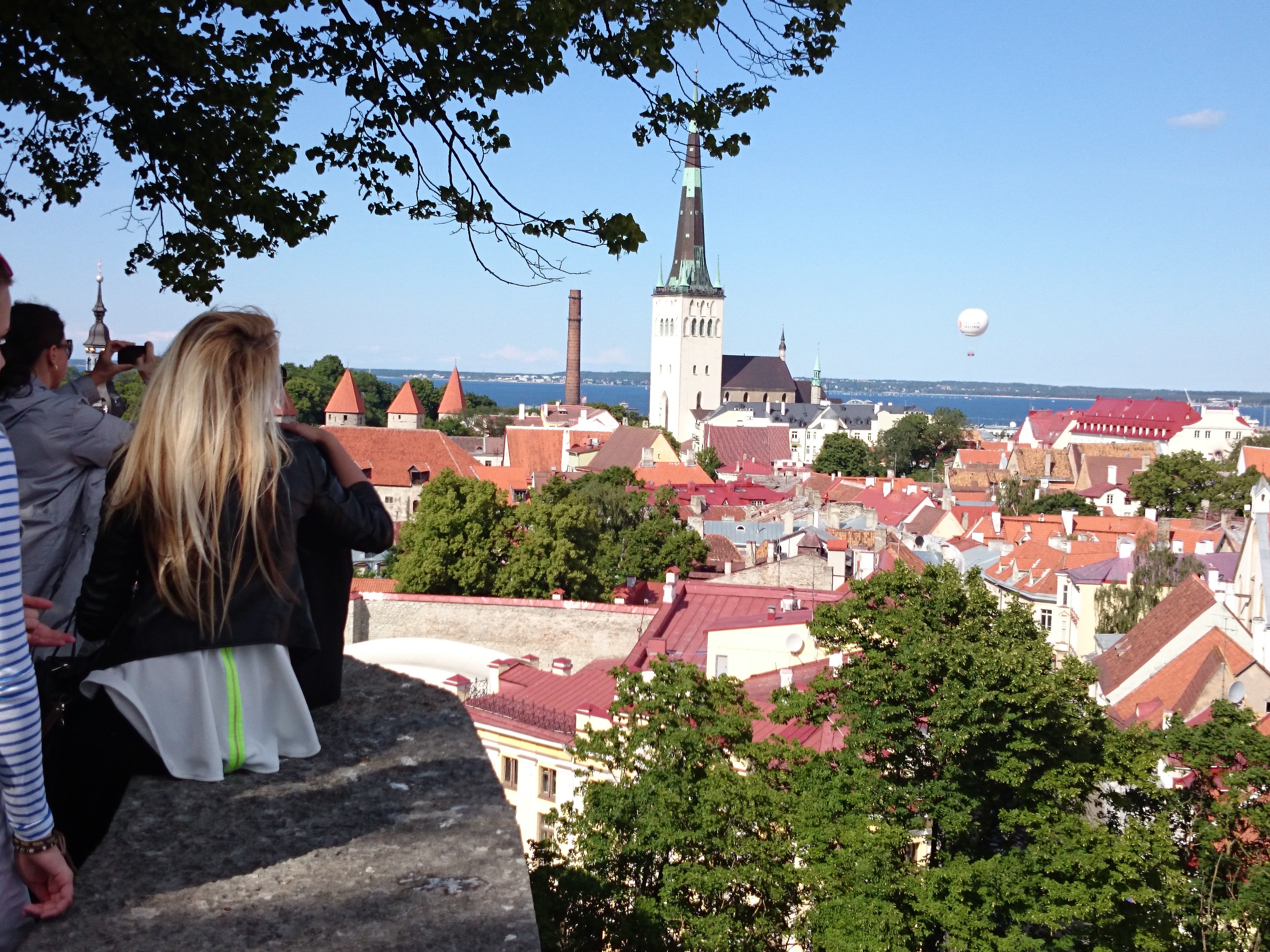 Tallinn, vaade Toompealt Oleviste kiriku suunas. rephoto
