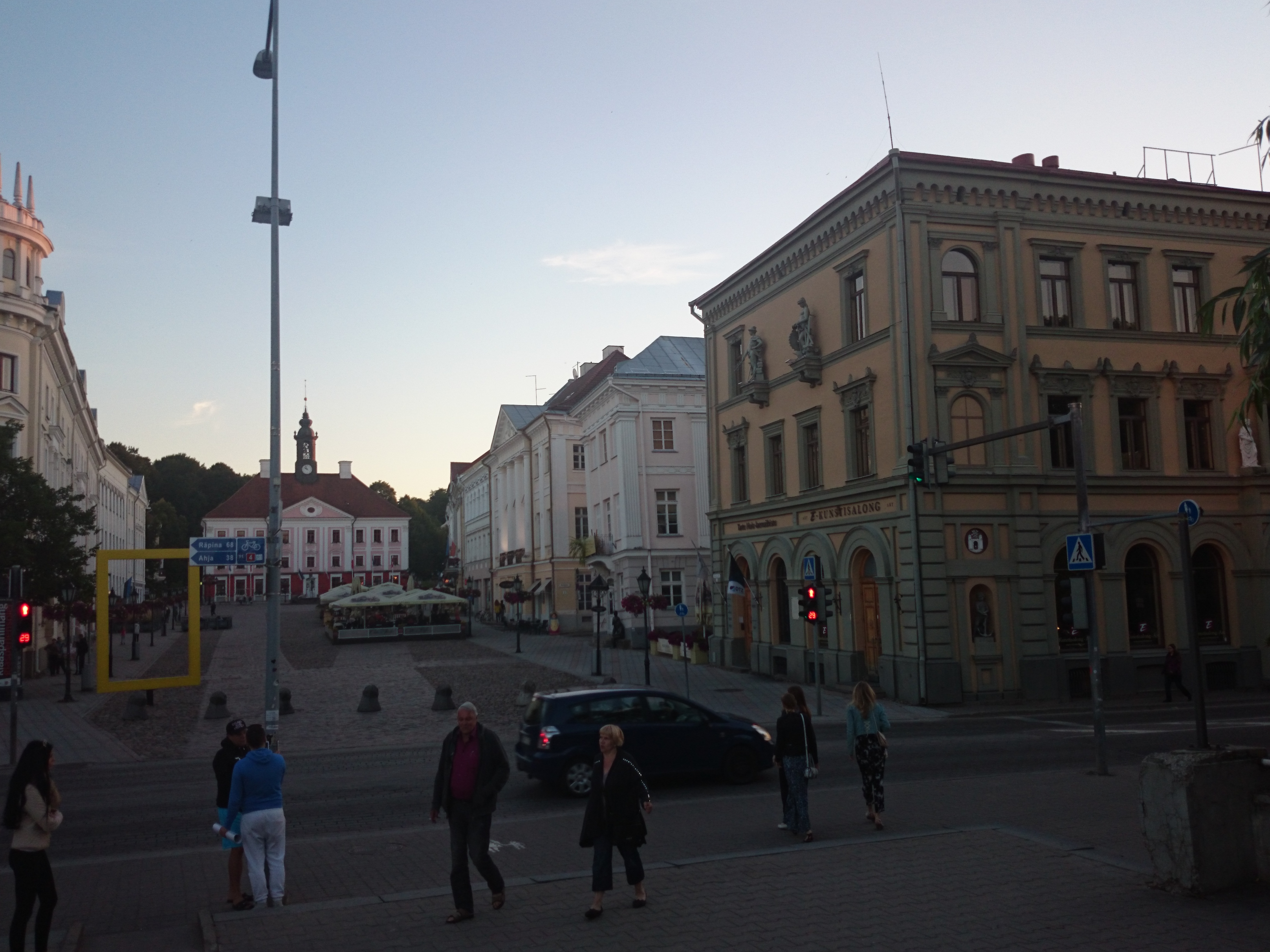 Raekoja tänav, vaade Kivisillalt raekoja suunas rephoto