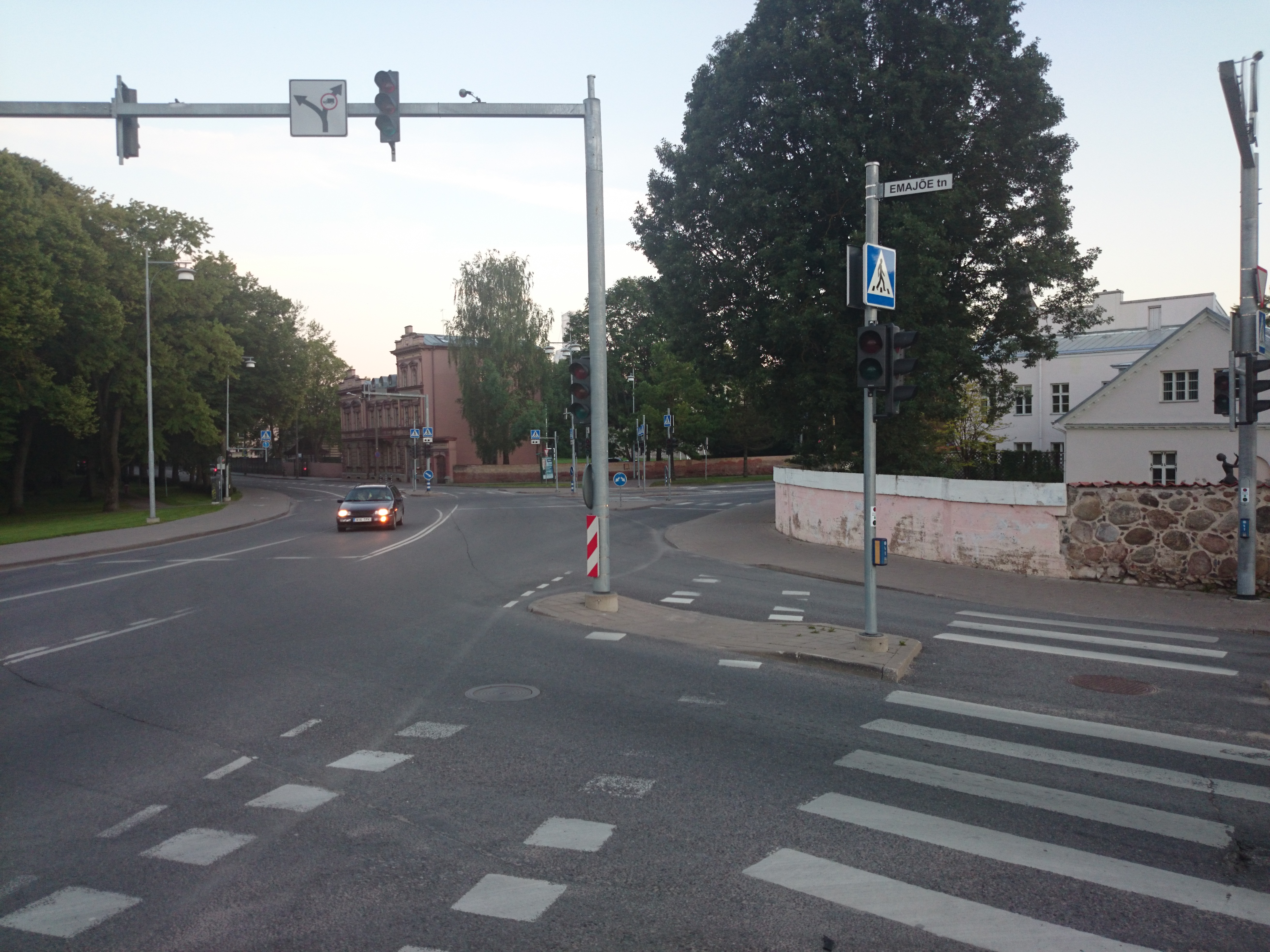 Tartu vaade Vabadussilla (Puusilla) poolt Laiale ja Emajõe tänavale, premal Botaanikaaia müür. XX saj. II pool. rephoto