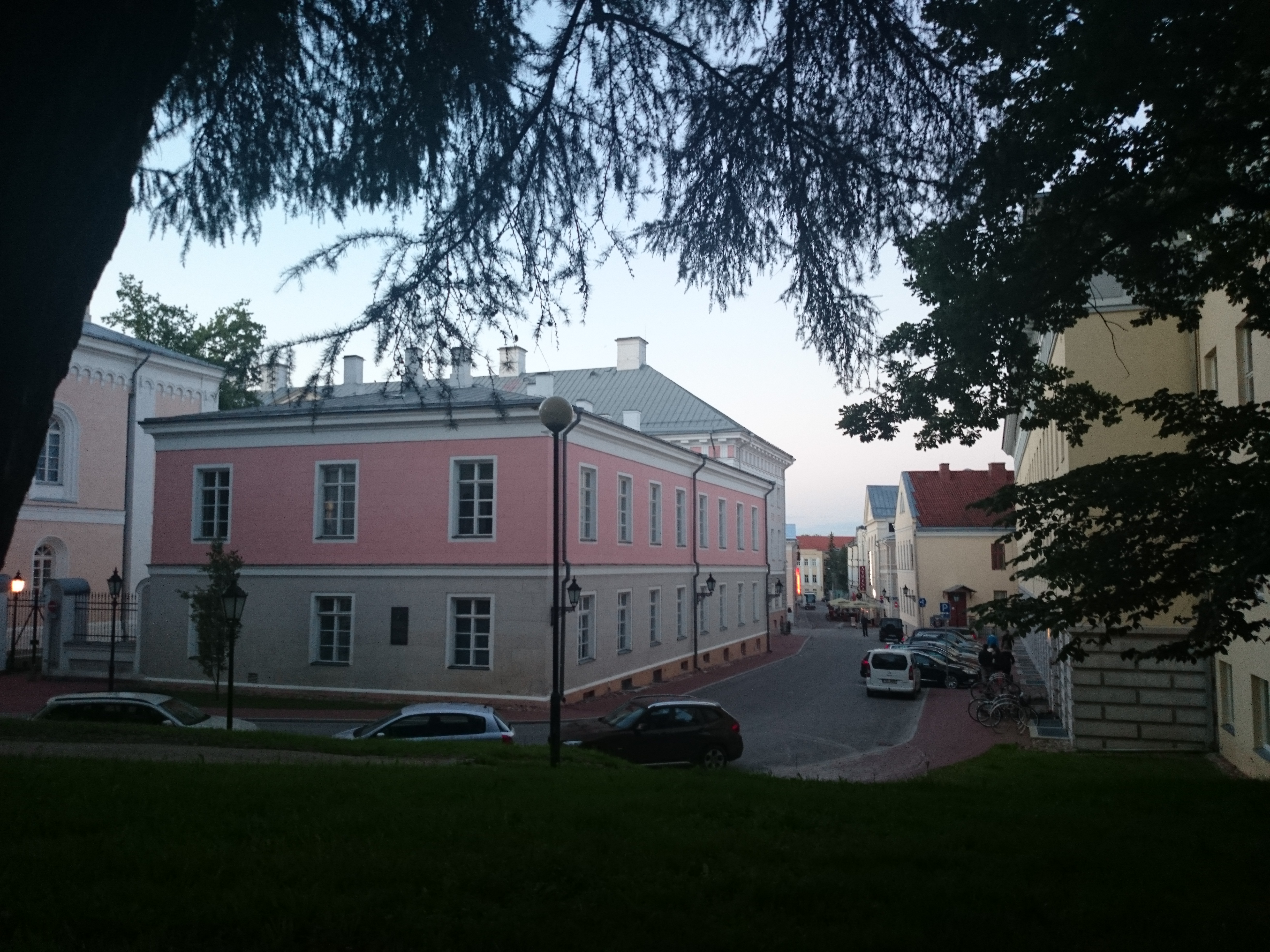 Vaade Tartu Ülikooli hoonetele Küütri tänava ja Jakobi tänava nurgalt, ülikooli peahoone katusel õigeusu kabeli kellatorn. (Originaaltekst: vaade Toomemäelt G. Adolfi tänavale. Vasakul Tartu Ülikooli Antiik-skulptuuride koopiate muuseumi hoone. ca 1912. a.) rephoto