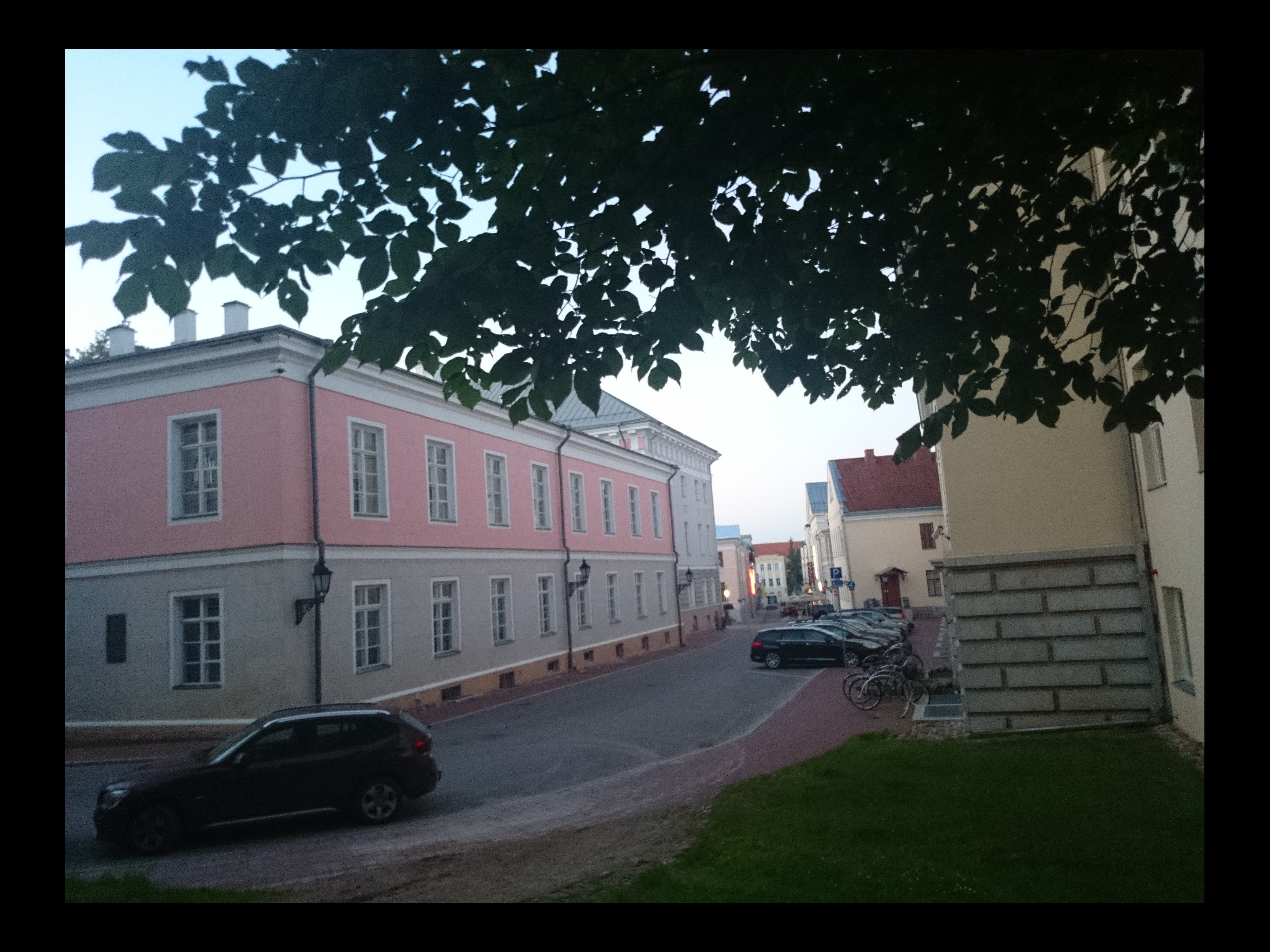 Tänavavaade - vaade Küütri tänava ja Jakobi tänava nurgalt Tartu Ülikooli peahoone poole, mille katusel õigeusu kabeli kellatorn. rephoto