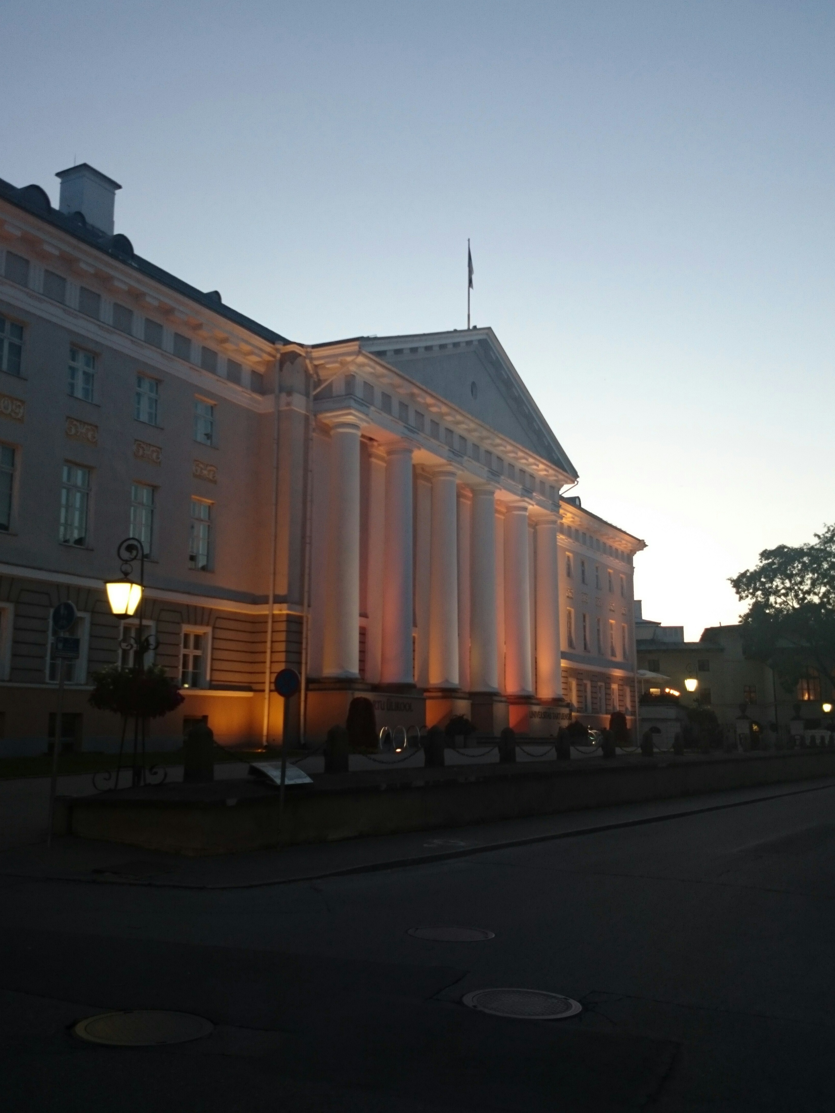 Ülikooli hoone fassaad rephoto