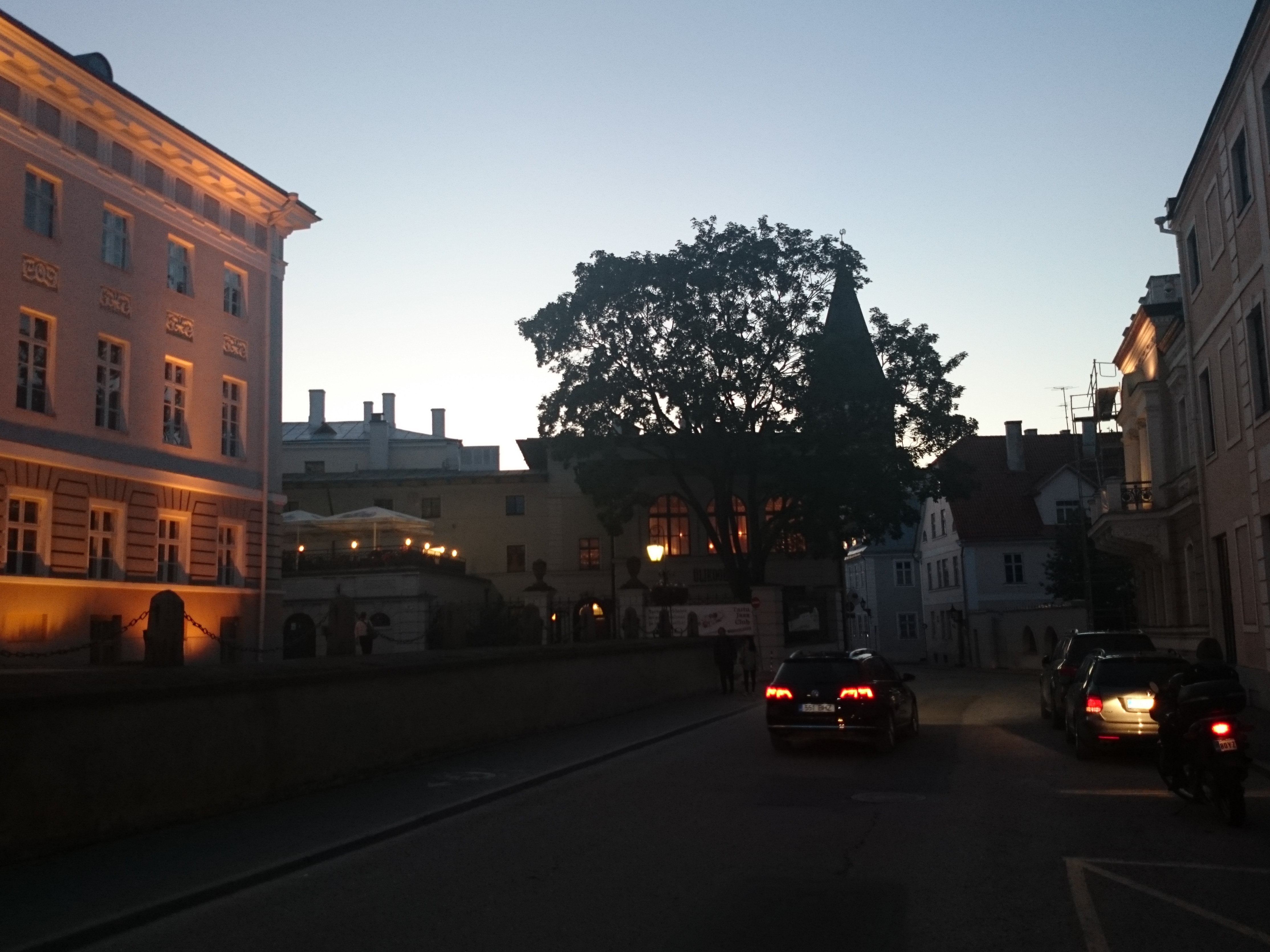 Ülikooli tänav, vaade üliõpilastemajale ja Jaani kirikule rephoto