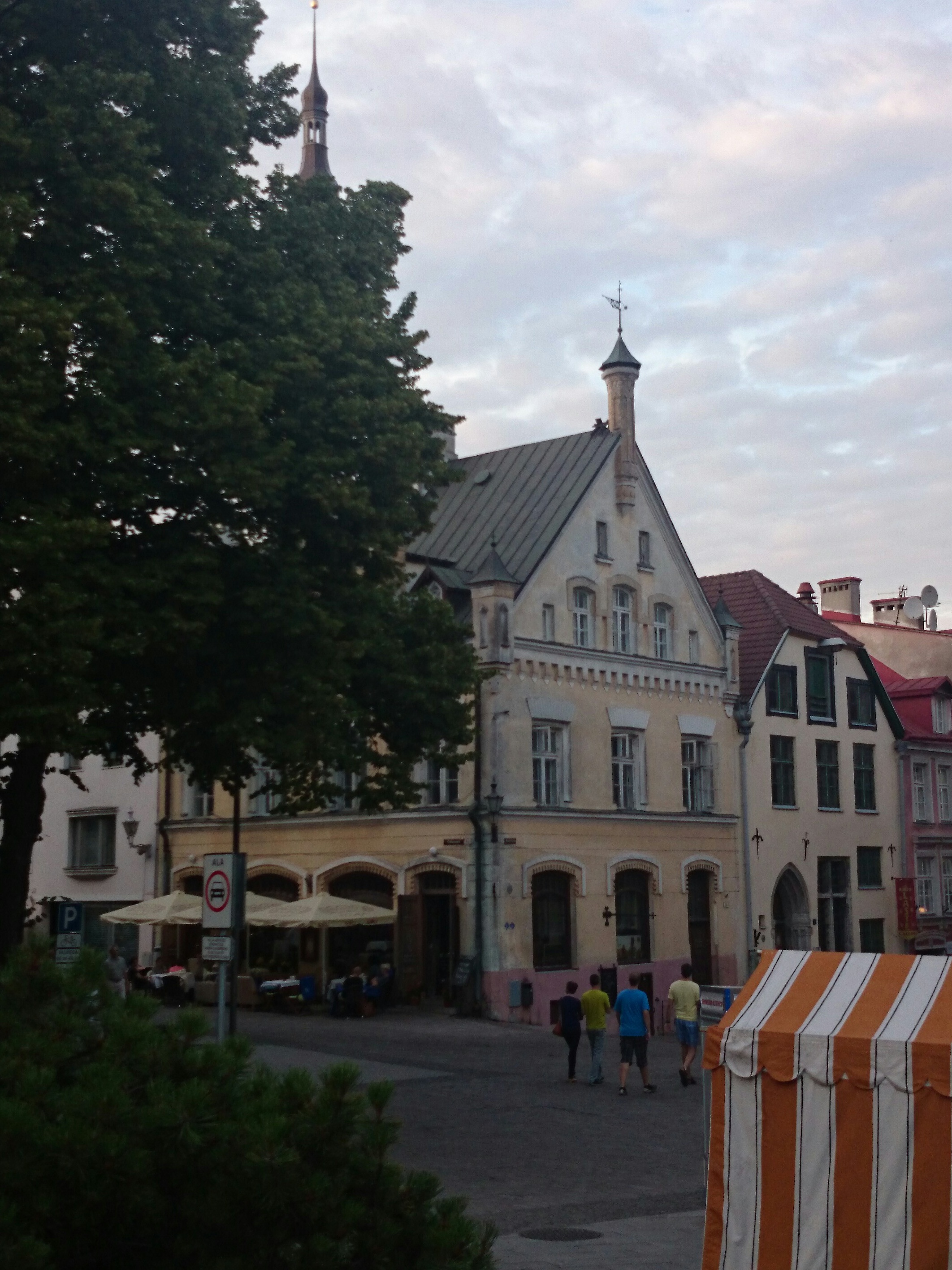 Tallinn, maja Kullassepa ja Kuninga tänava nurgal. rephoto