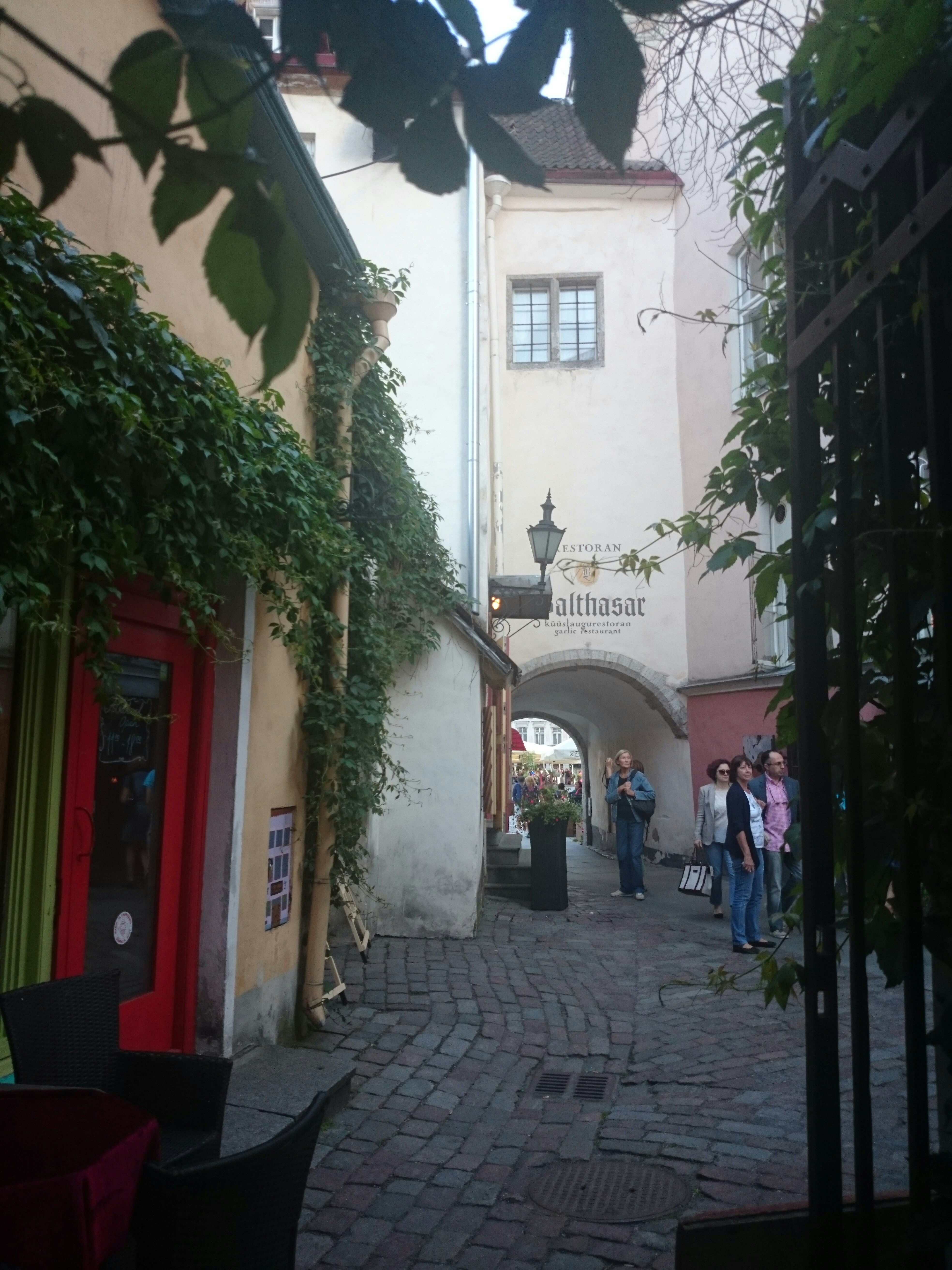Tallinn, Saia käik, vaade Raekojaplatsi poolt. rephoto