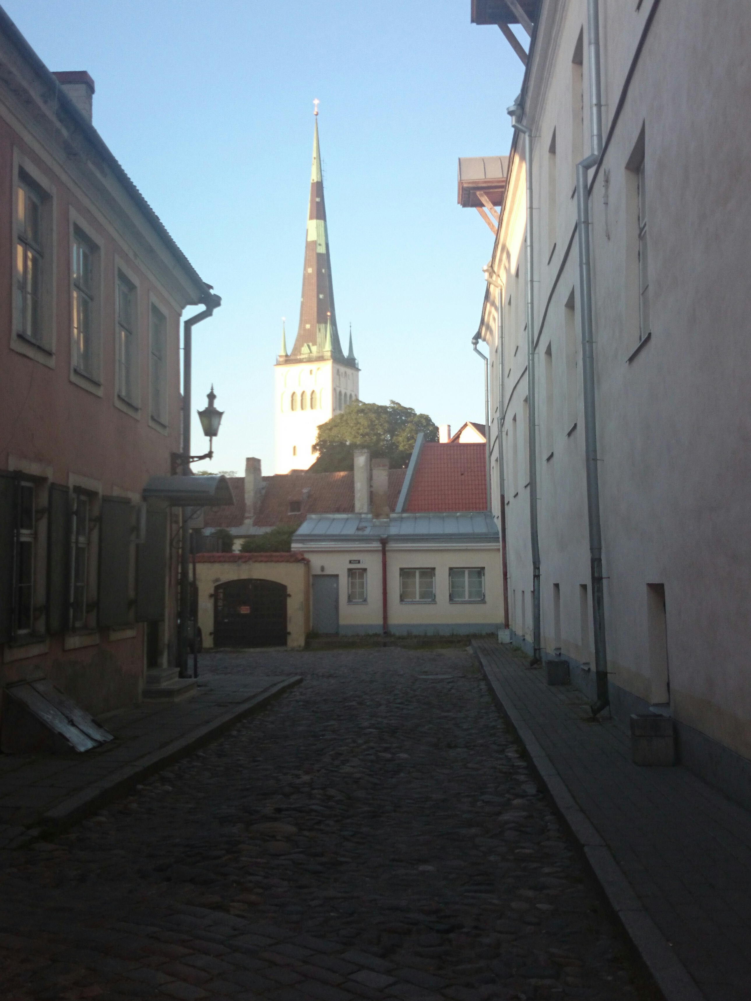 Tallinn, Kooli tänav, taga Oleviste kirik. rephoto