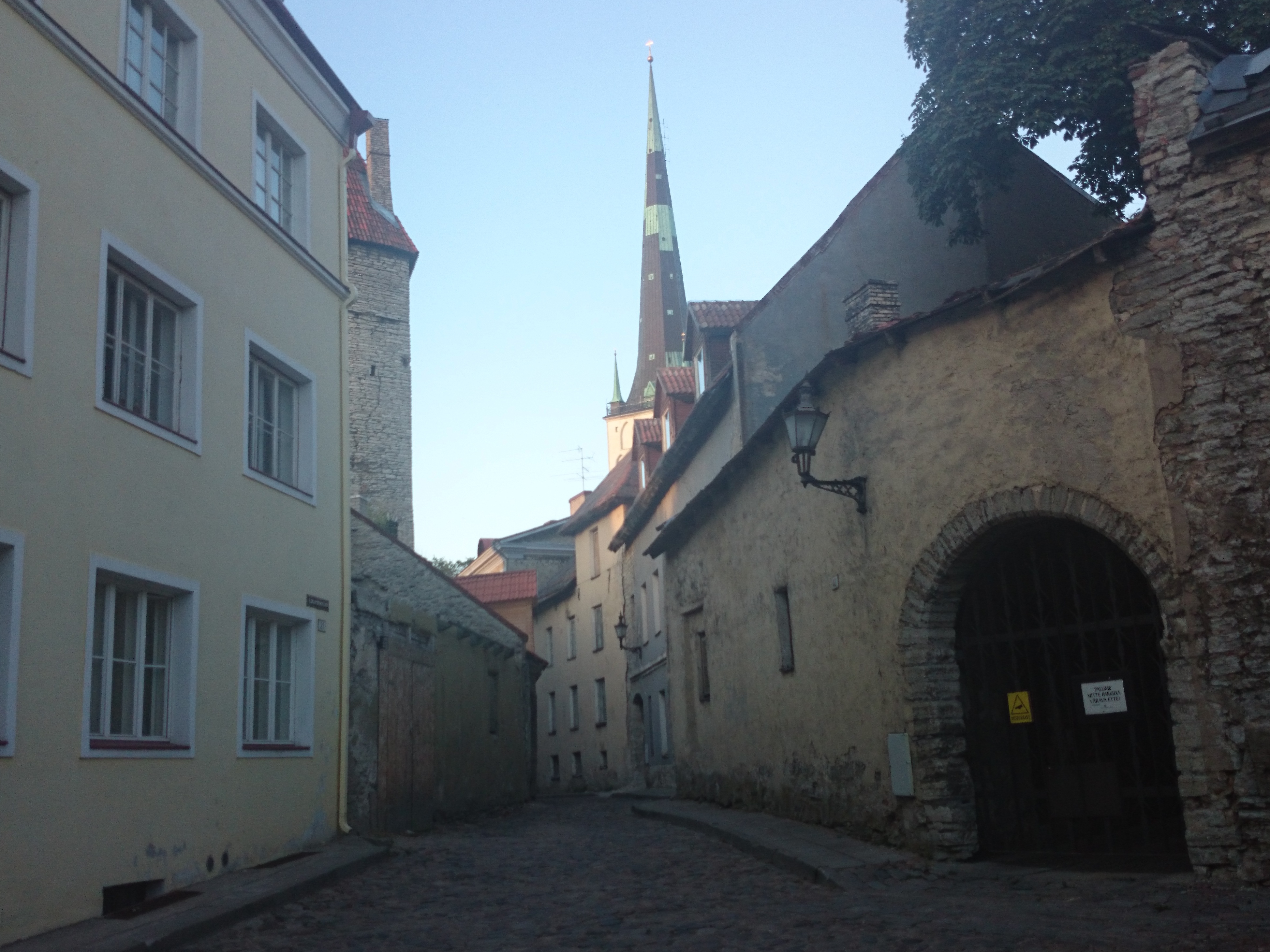 Tallinn, Aida tänav, taga linnamüüri torn ja Oleviste kirik. rephoto