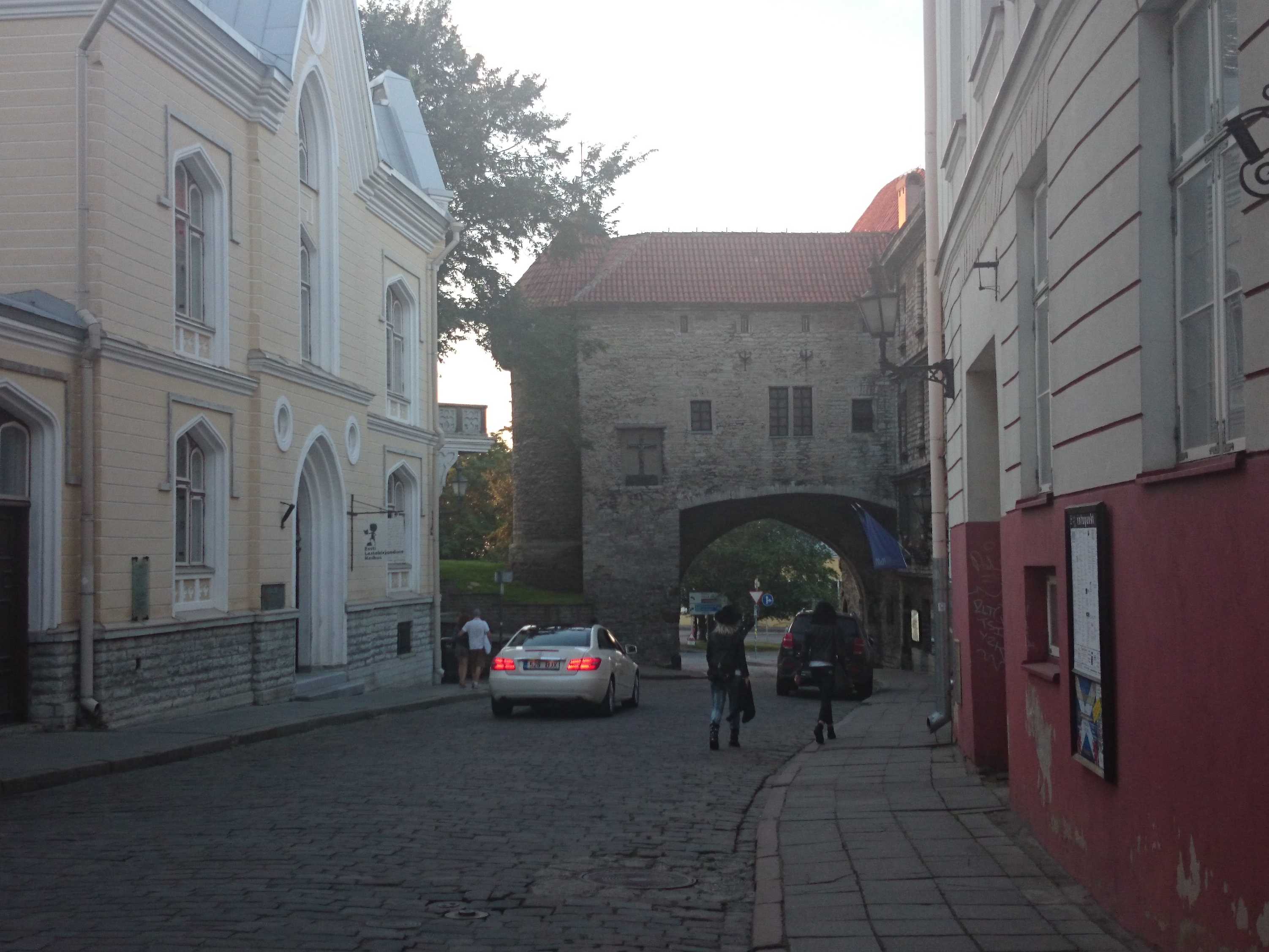 Tallinn, Suur Rannavärav, vaade Pika tänava poolt. rephoto
