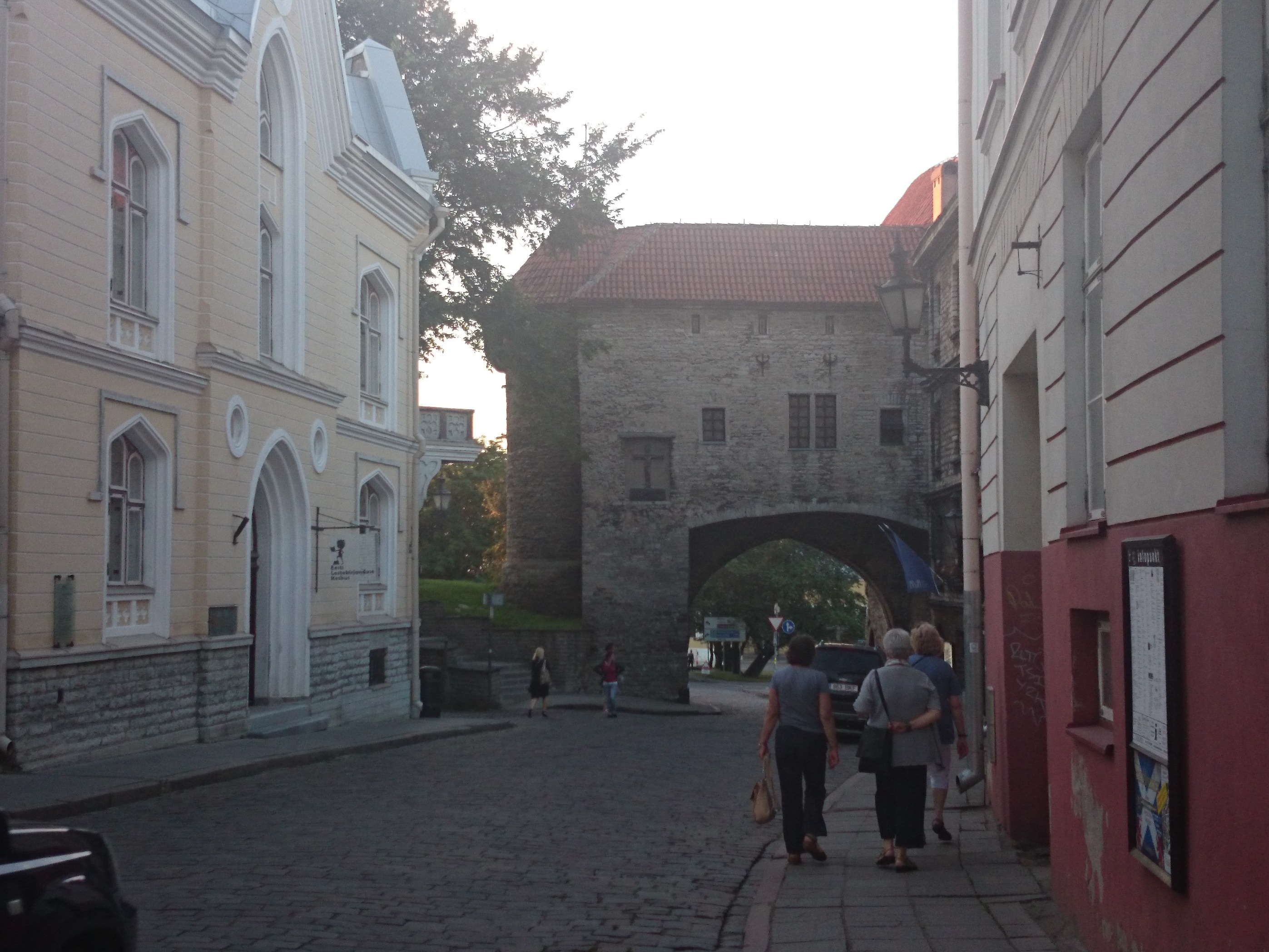 Tallinn, Suur Rannavärav, vaade Pikalt tänavalt. rephoto