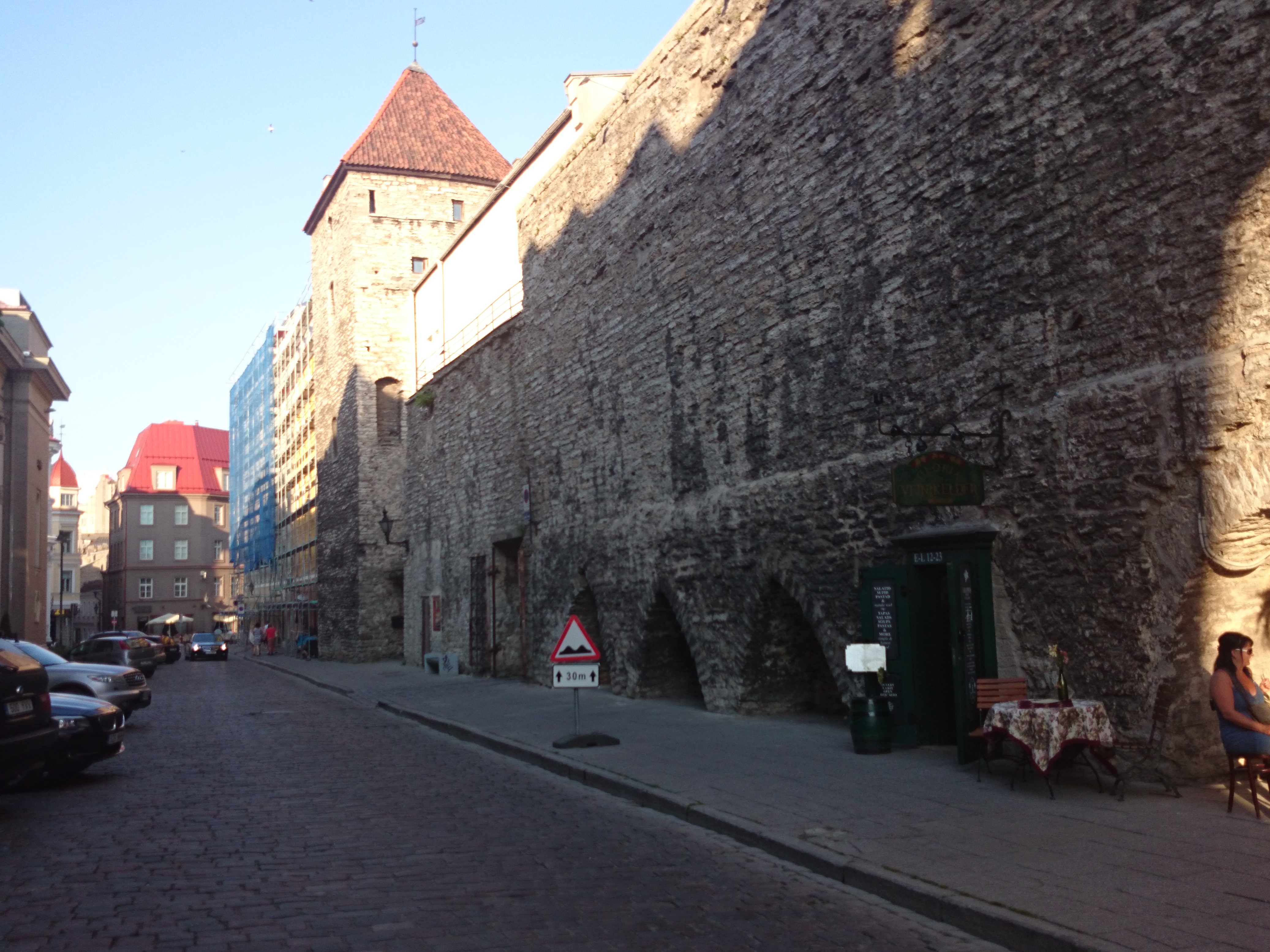 Tallinn, Müürivahe tänav Harju ja Suur-Karja tänavate vahel, paremal linnamüür. rephoto