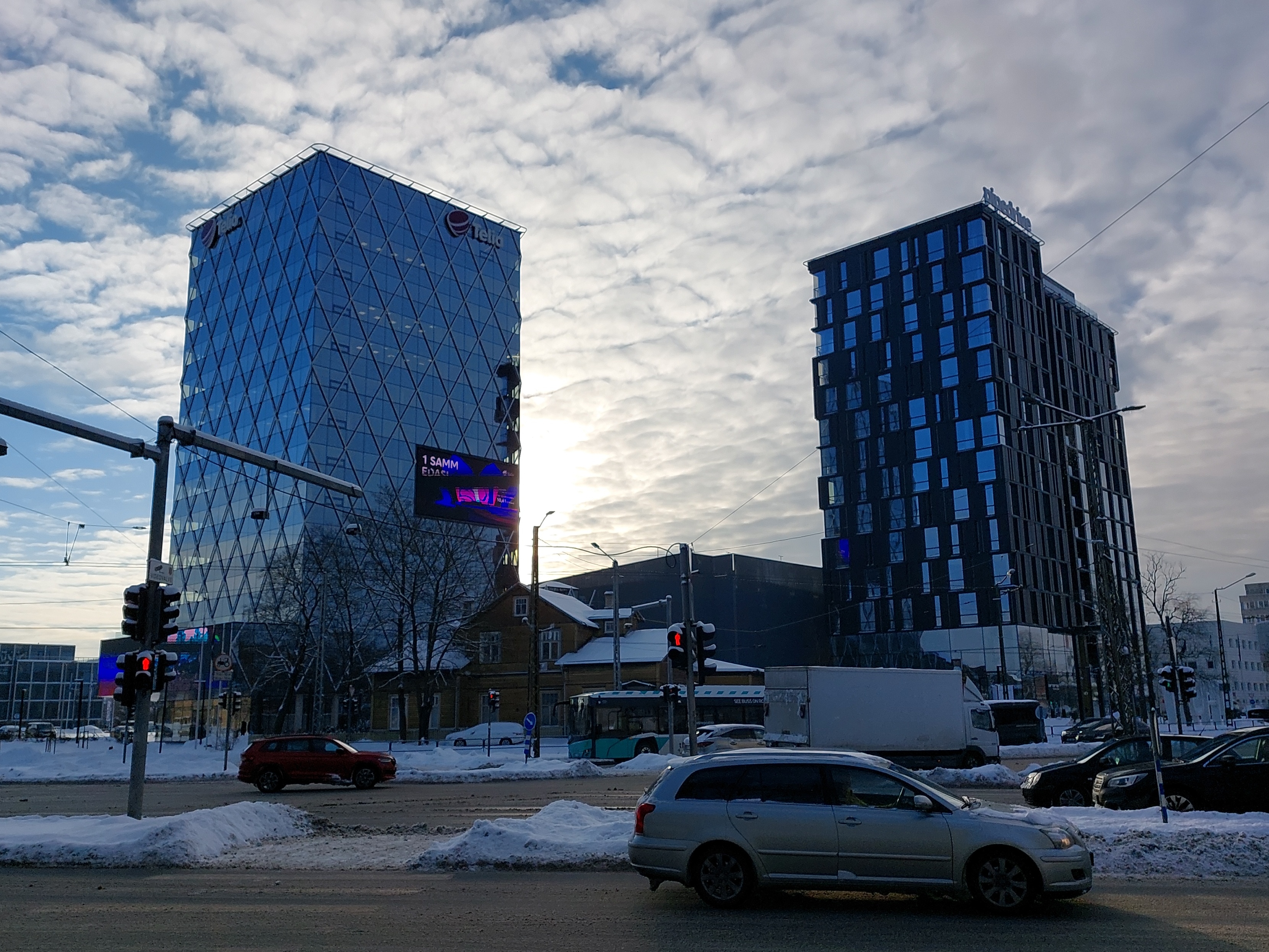 WoHo kvartal Tallinnas Paldiski mnt ja Mustamäe tee nurgal, Telia ja Pipedrive büroohooned. Pin Arhitektid rephoto