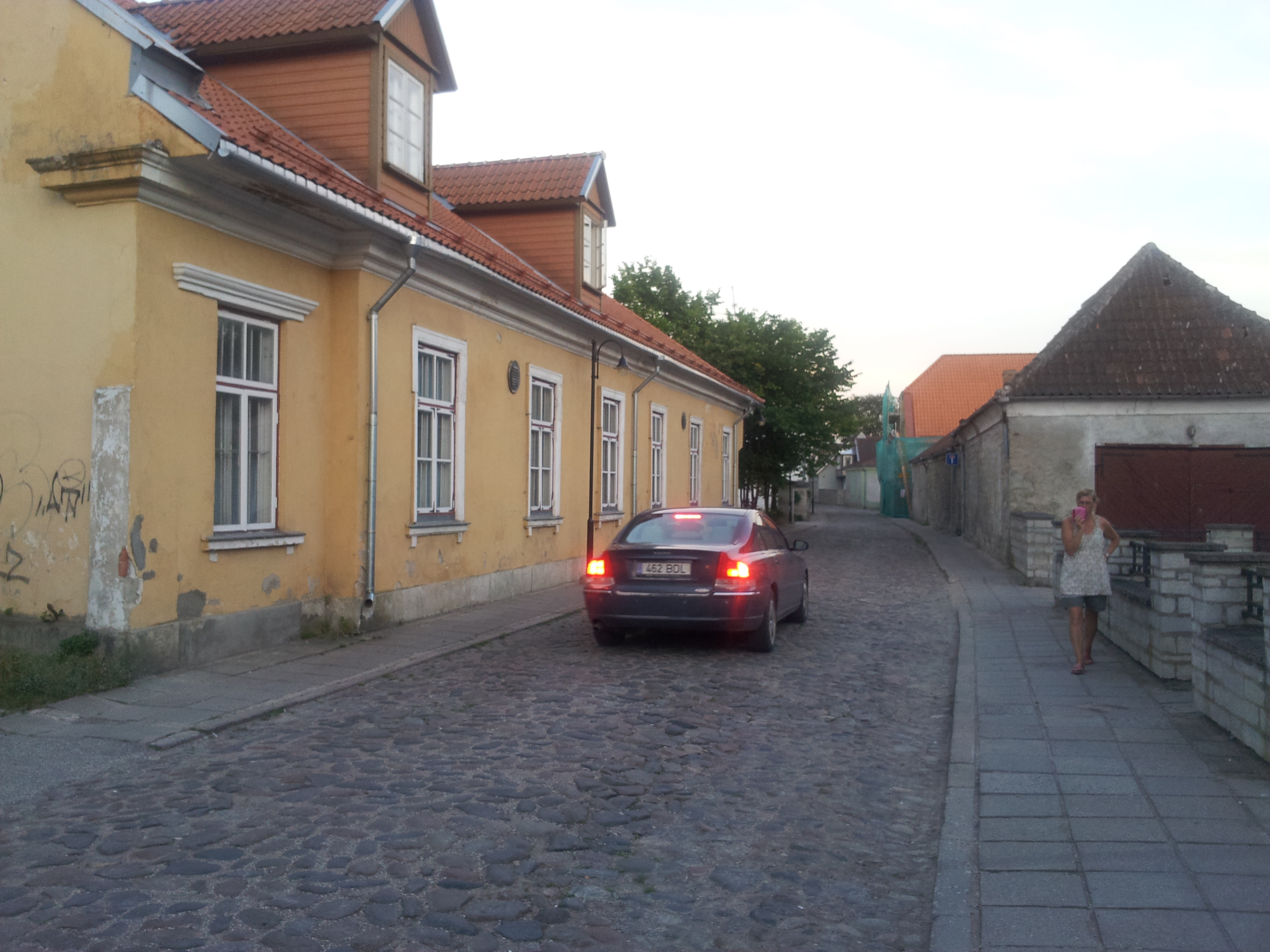 Kuressaare Kohtu tänav, esiplaanil merekooli hoone. rephoto