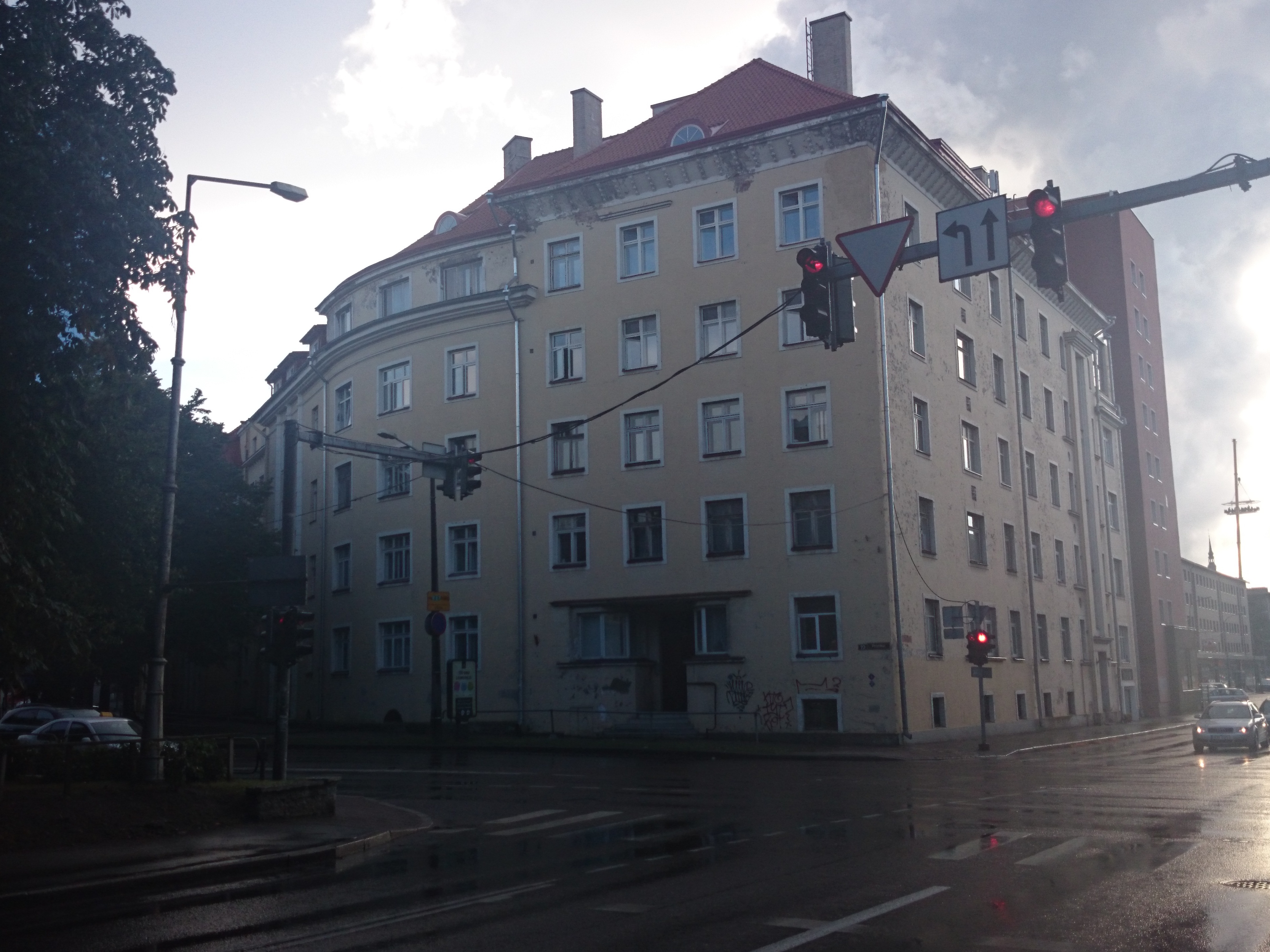 Hoone Jannseni (Wiiralti) ja Gonsiori tänava nurgal, OÜ "Oma Kodu" (postiteenijate ehitusühing).  Ehitatud 1923-24,1929-30; arhitekt: H. Johanson. rephoto