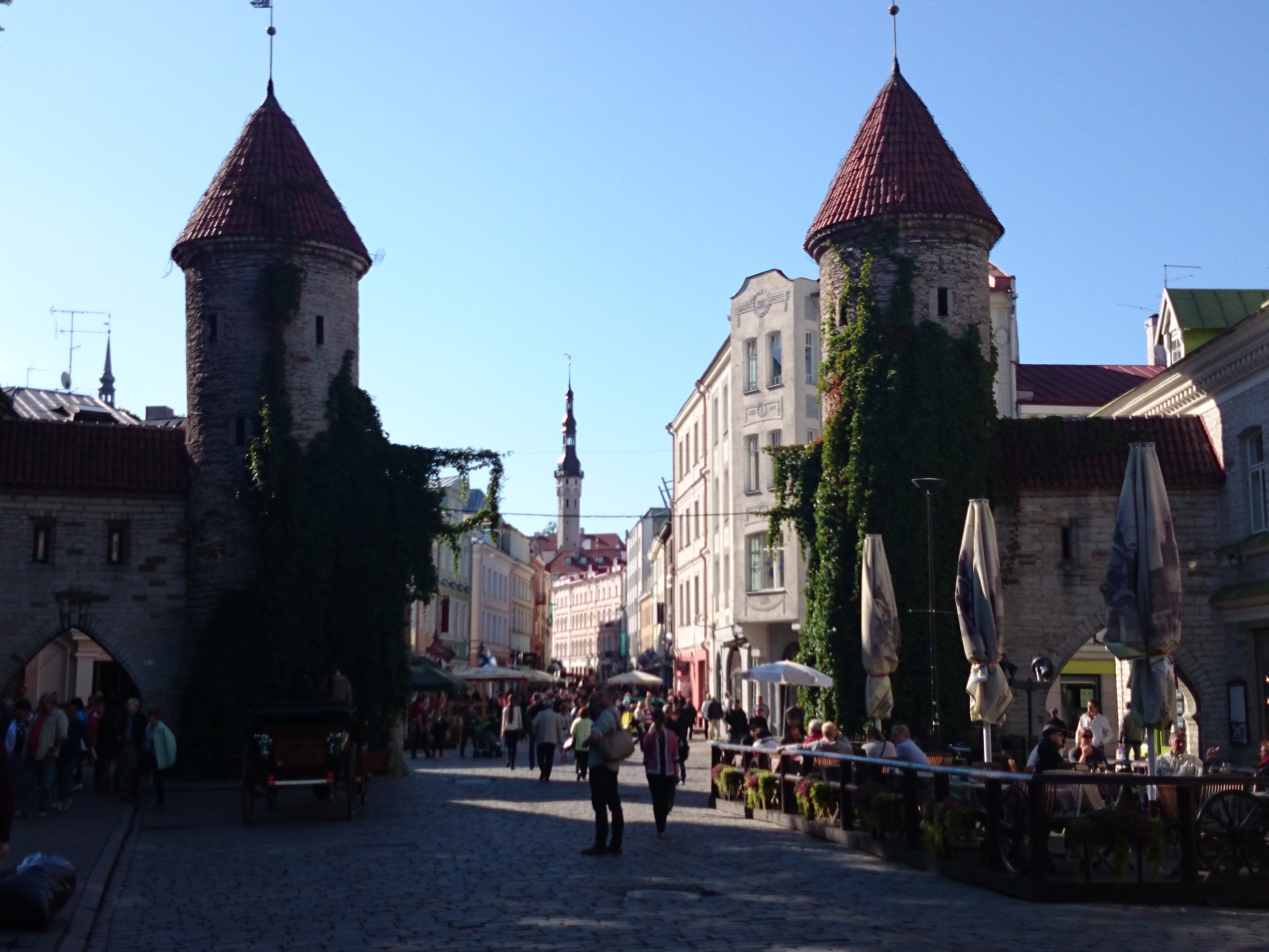 Tallinn, Viru tänav, esiplaanil Viru värav, taga Raekoja torn. rephoto