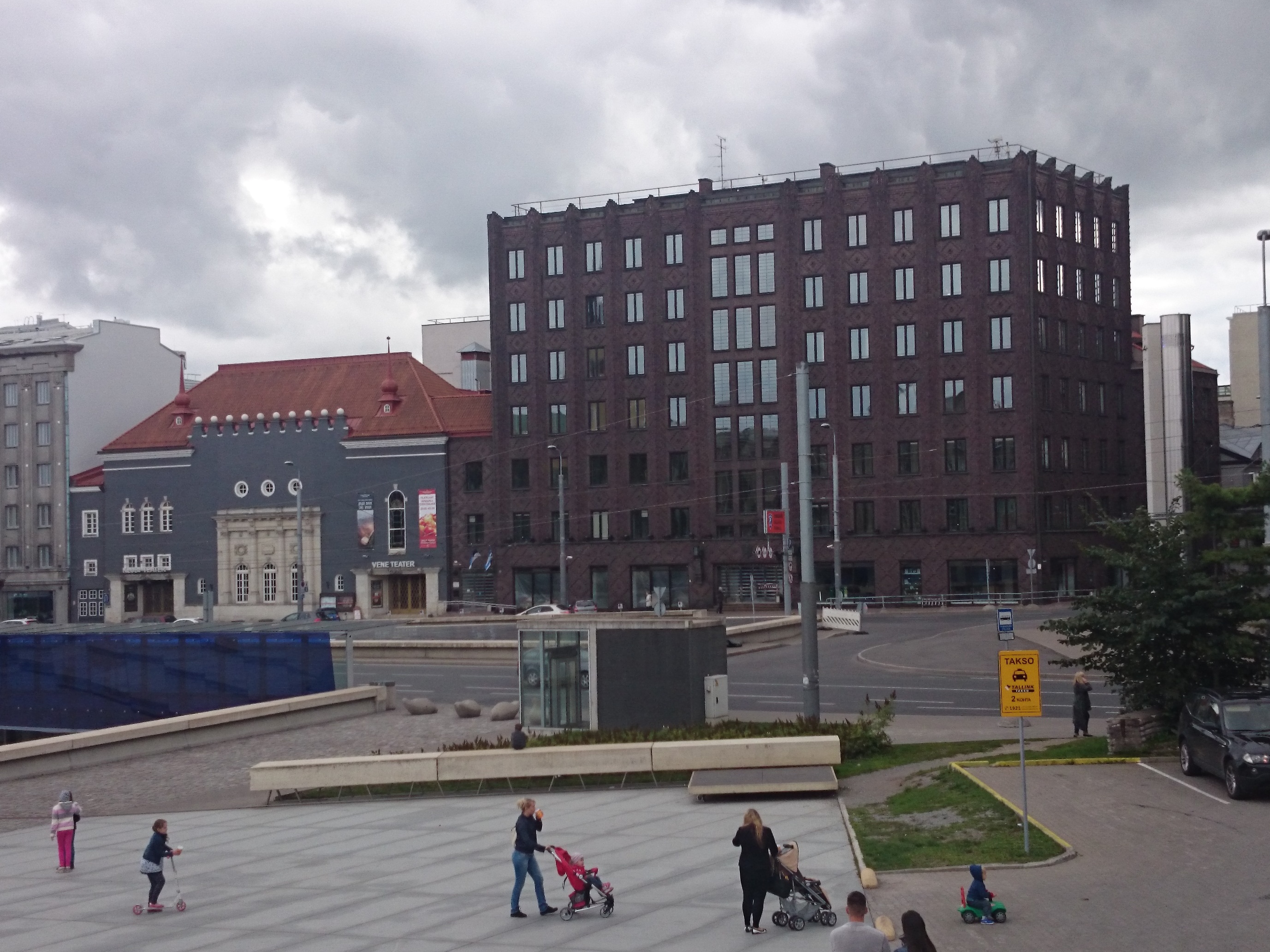 Tallinn, Vabaduse väljak, vaade kinole Gloria Palace ja EKA (Eestimaa Kinnitus-Aktsia-Seltsi ) majale. rephoto