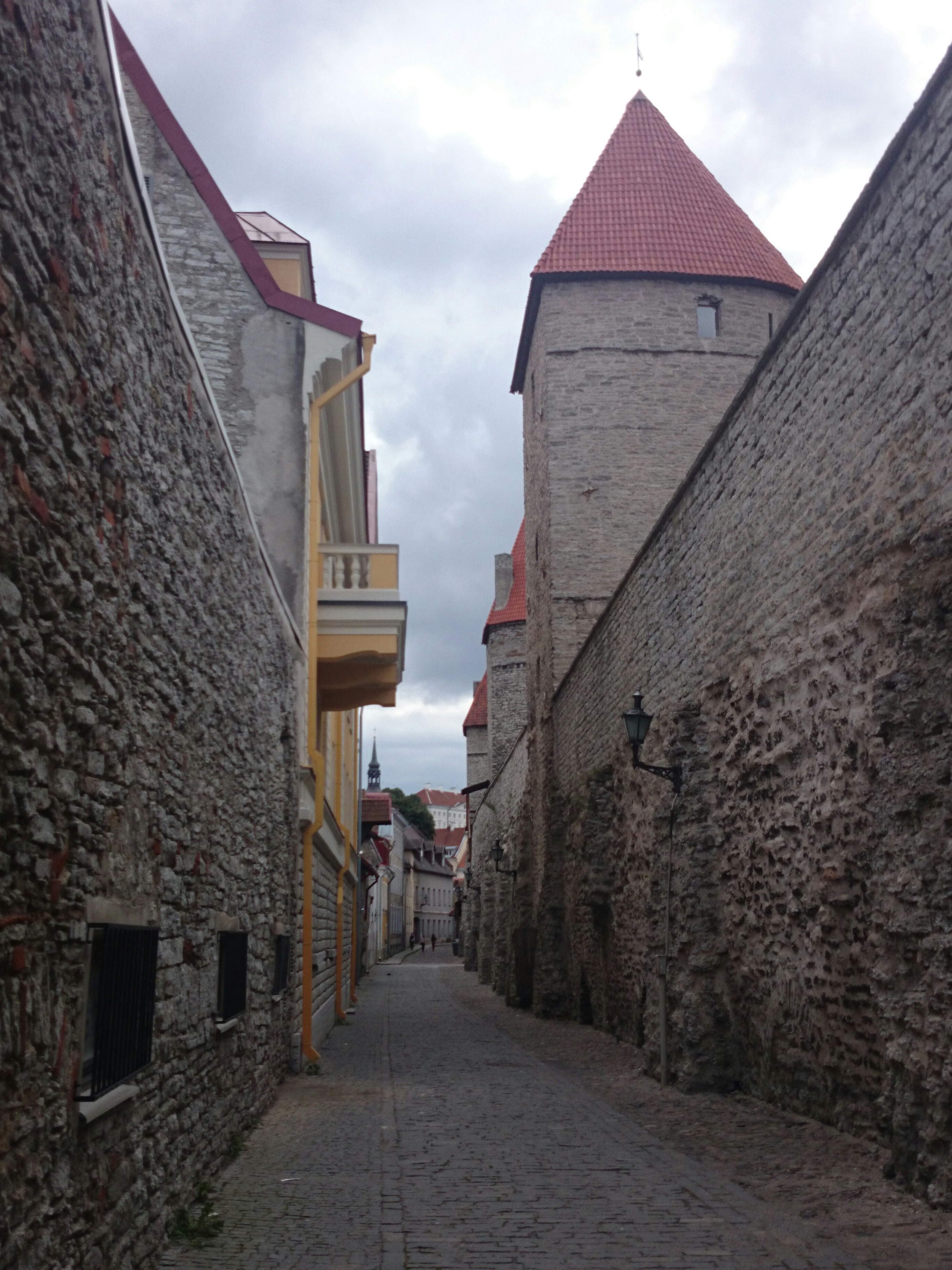 Tallinn, Laboratooriumi tänav linnamüüri ja tornidega. rephoto