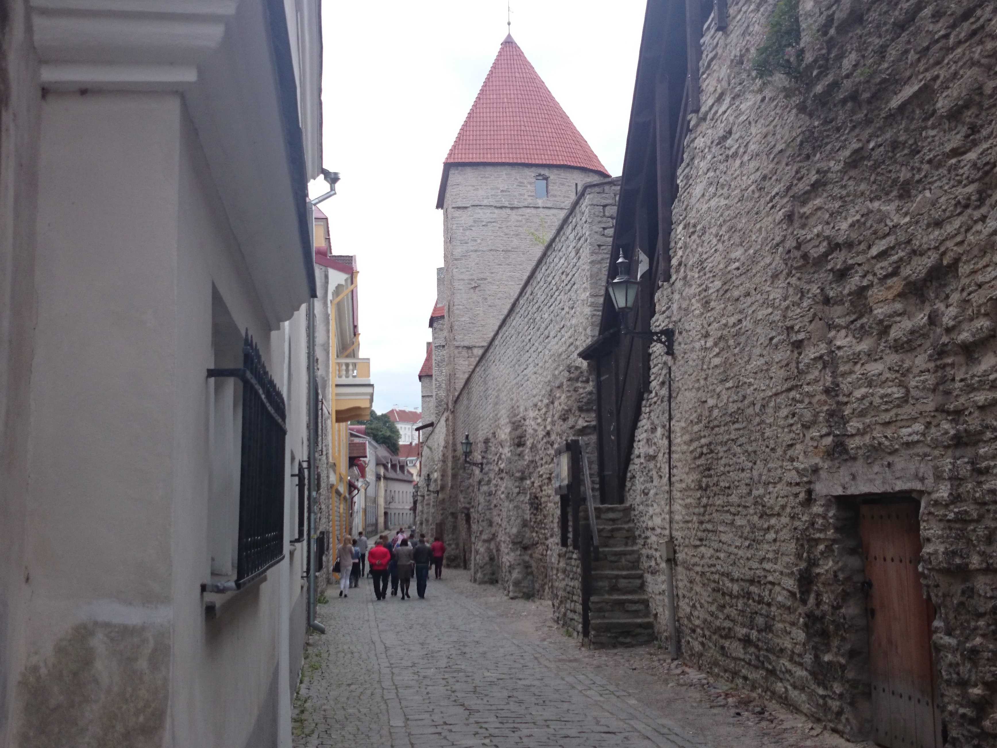 Tallinn, Laboratooriumi tänav linnamüüriga. rephoto
