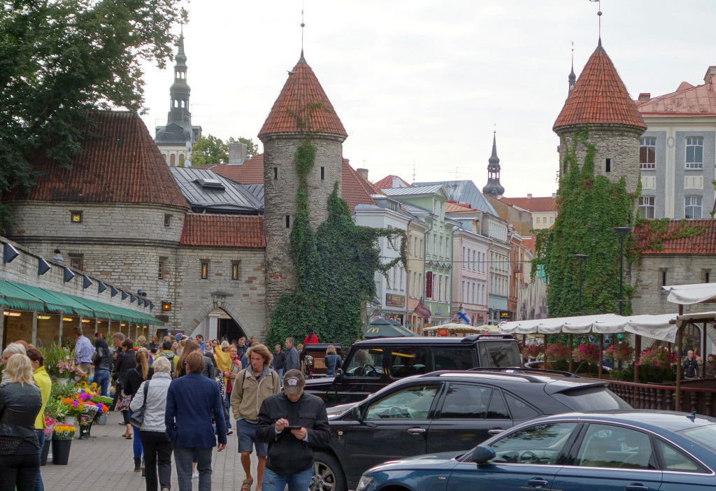 Tallinn, Viru tänav, vaade Viru väravale väljastpoolt. rephoto