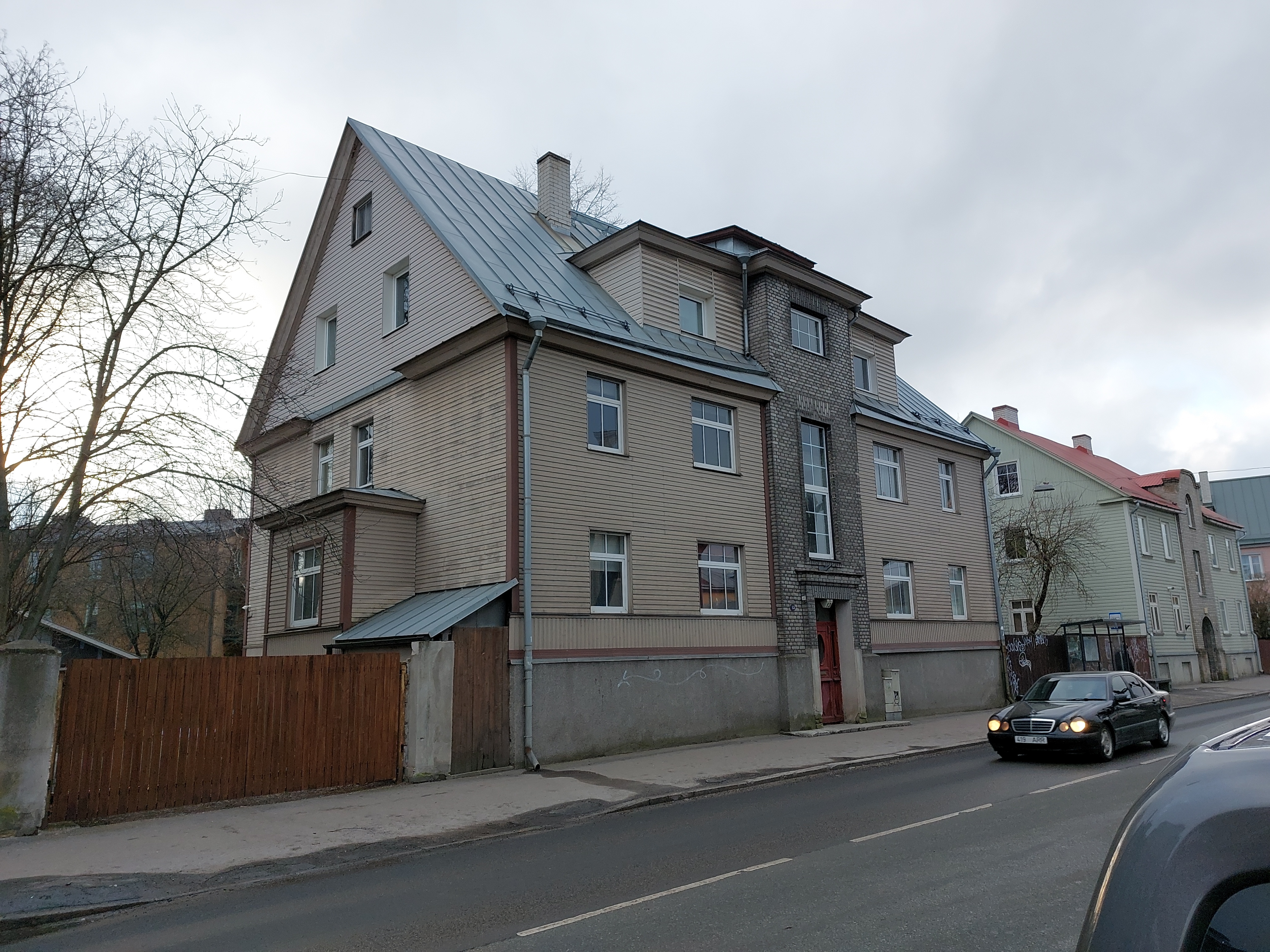 Pelgulinn: Ristiku 13 Tallinna tüüpi elamu rephoto