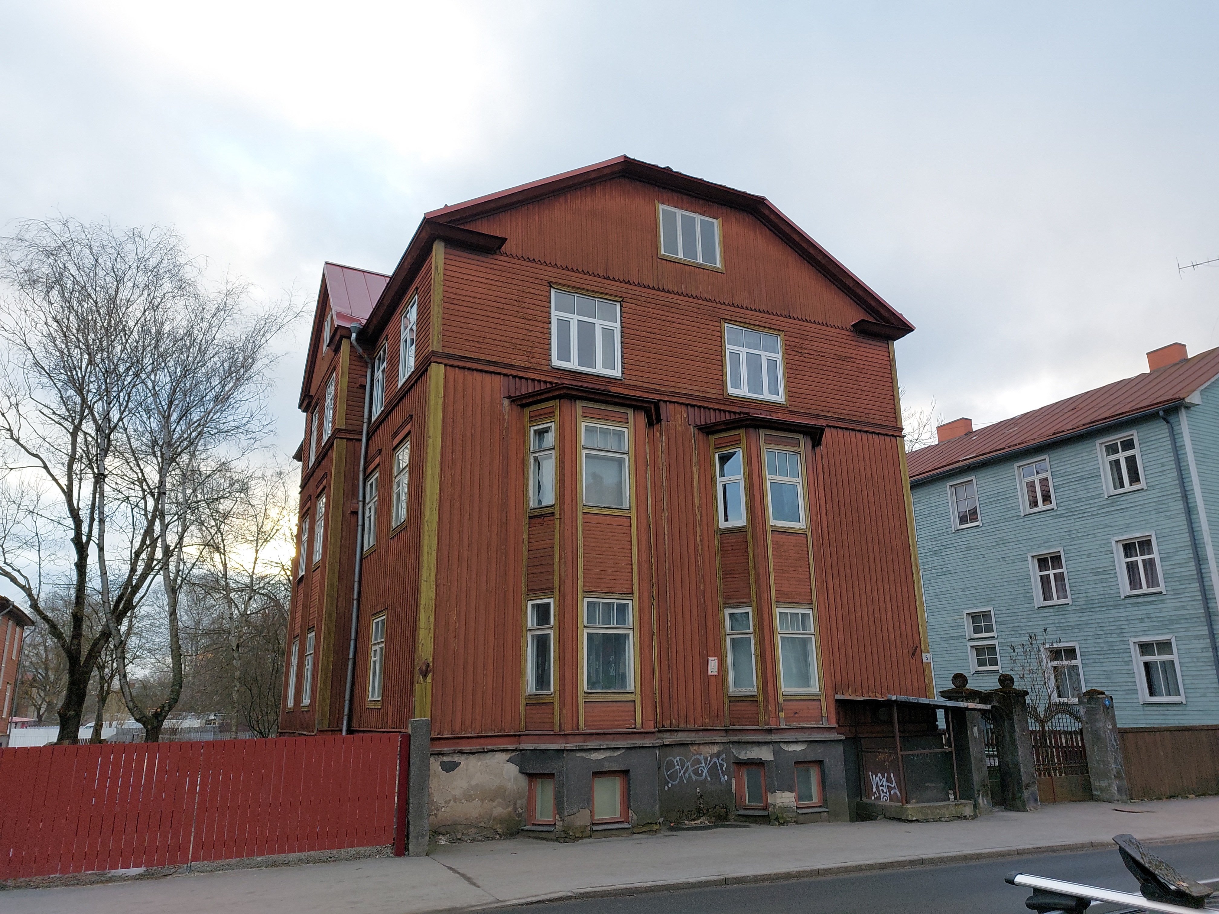Pelgulinn: Ristiku 5 elamu rephoto