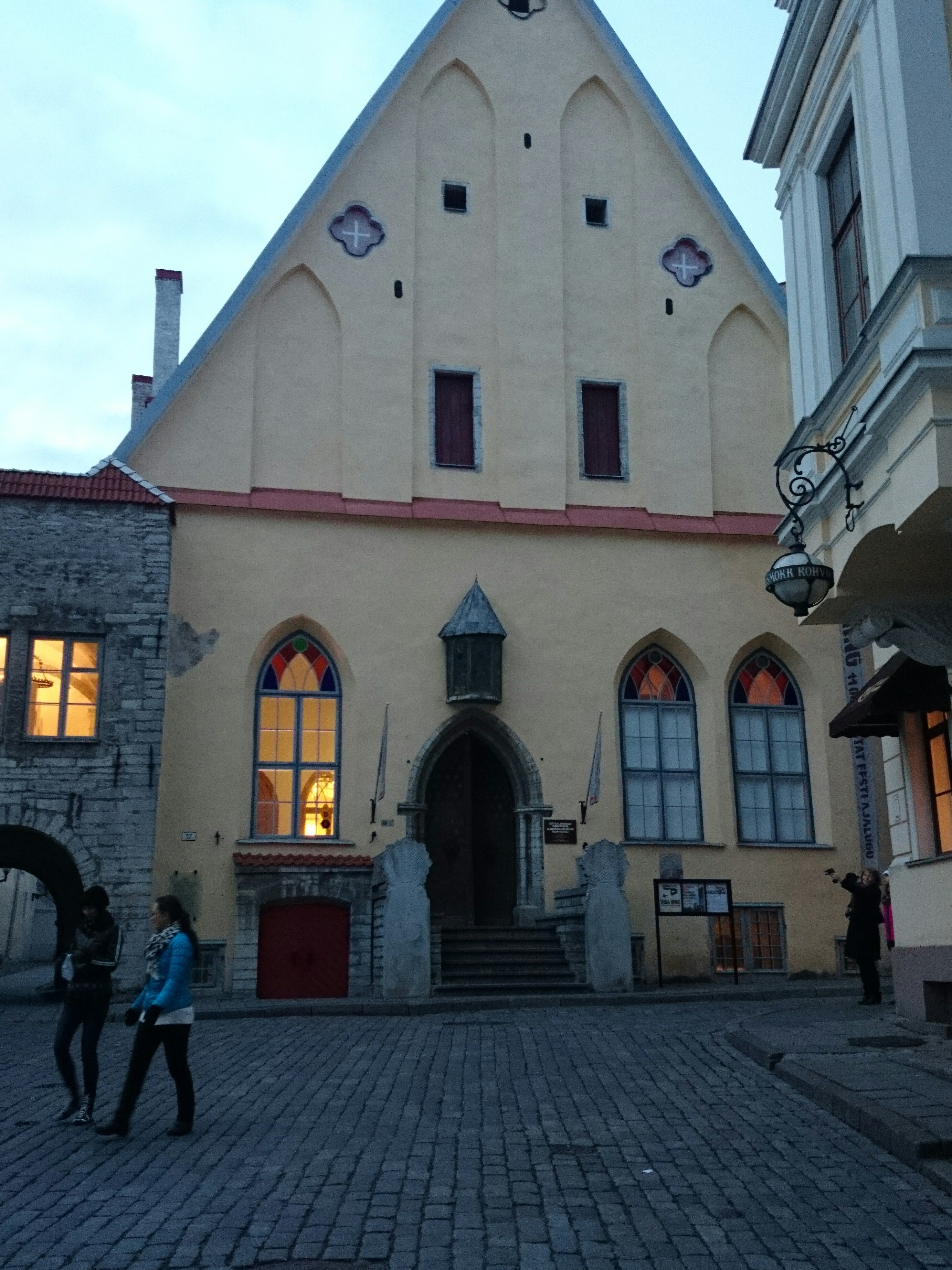 Tallinn, Vanalinn, Suurgildi hoone fassaad Pikal tänaval, dekoreeritud. rephoto