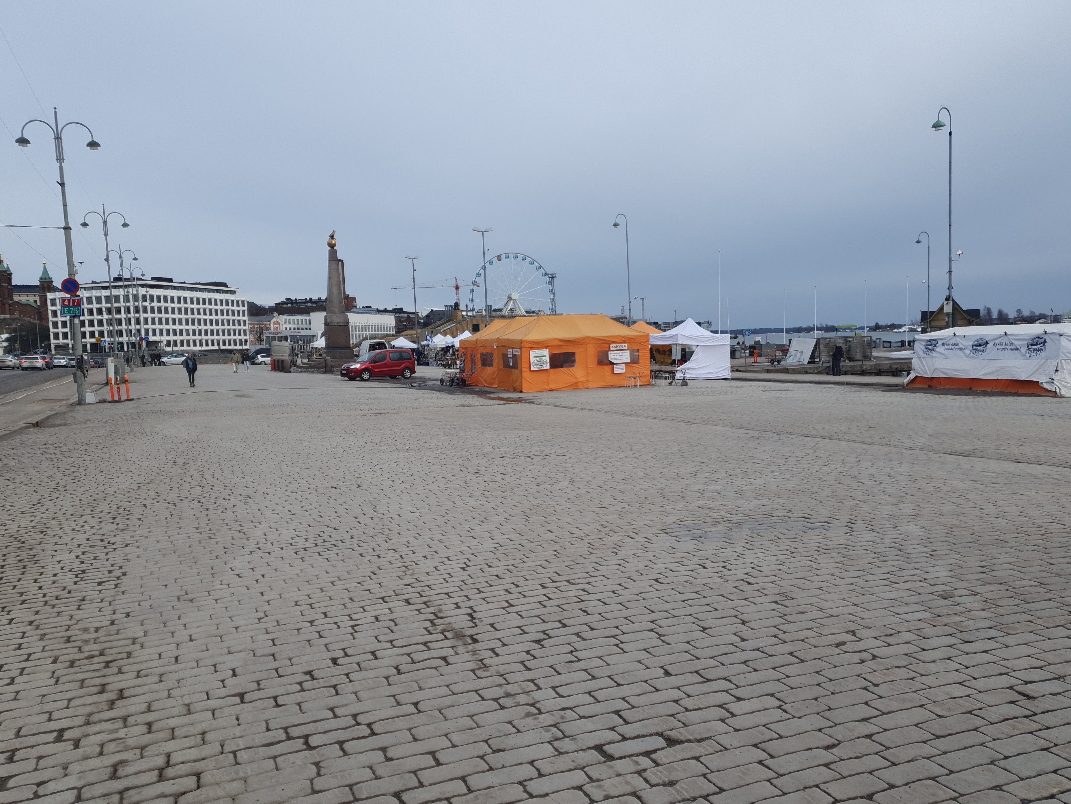 torimyyntiä Kauppatorilla talvella 1994 rephoto