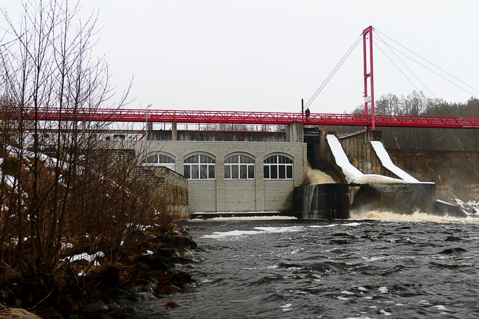 Continue the hydroelectric power plant. rephoto