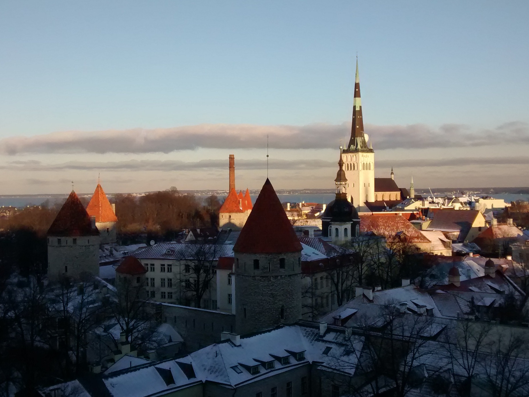 Tallinn, vaade Toompealt vanalinnale, taga Oleviste kirik. rephoto