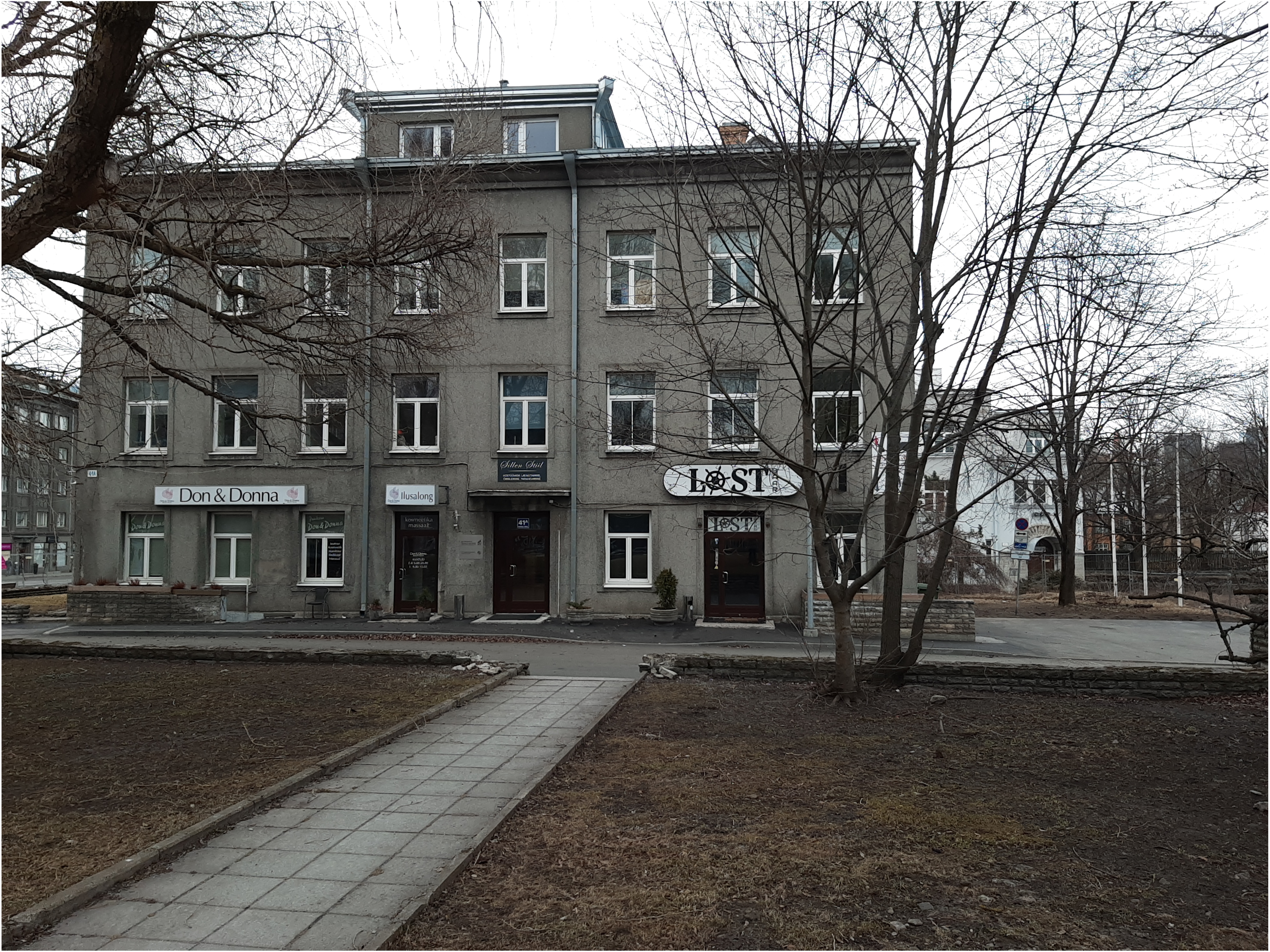Kolmekordne kivihoone Pärnu maantee 41, vaade sissepääsule kino "Kosmos" poolsel küljel. rephoto