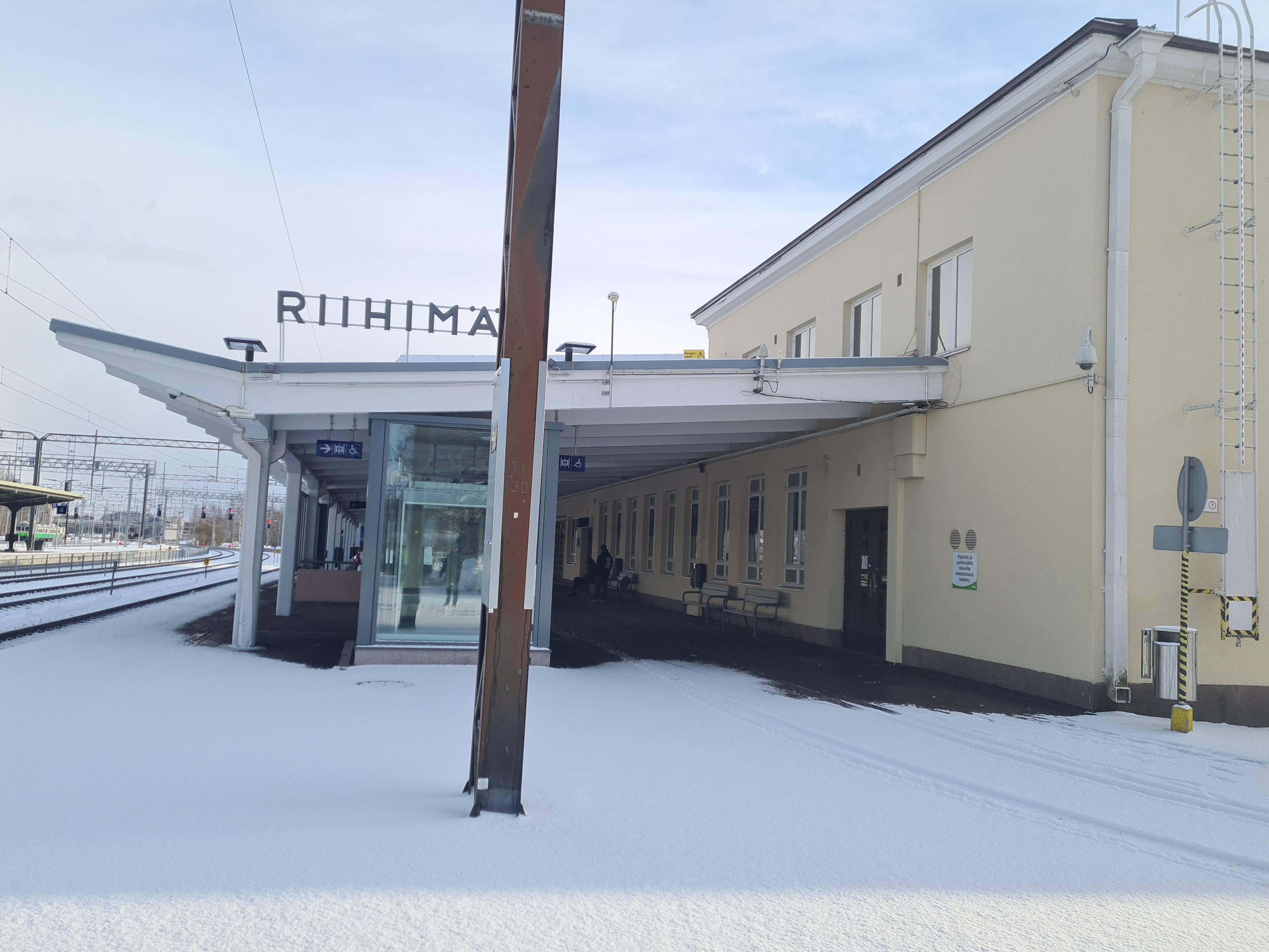 Riihimäen rautatieaseman laiturialue. 1930-luvulla valmistuneen aseman suunnitteli Thure Hellström. Kuva: Riihimäen kaupunginmuseo rephoto