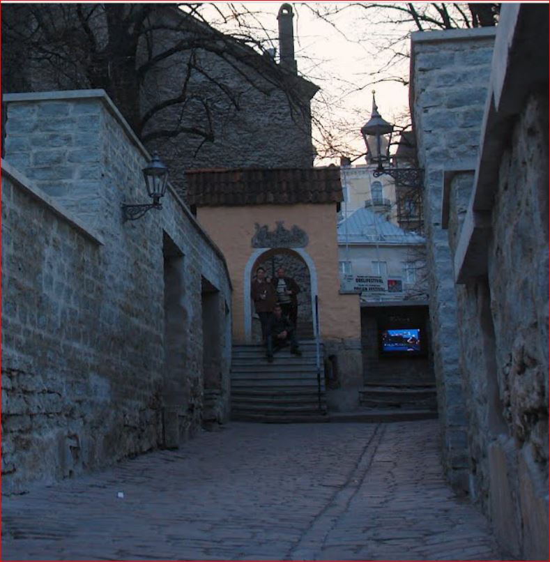 Tallinn, Trepi tänav, vaade Niguliste kiriku poole. rephoto