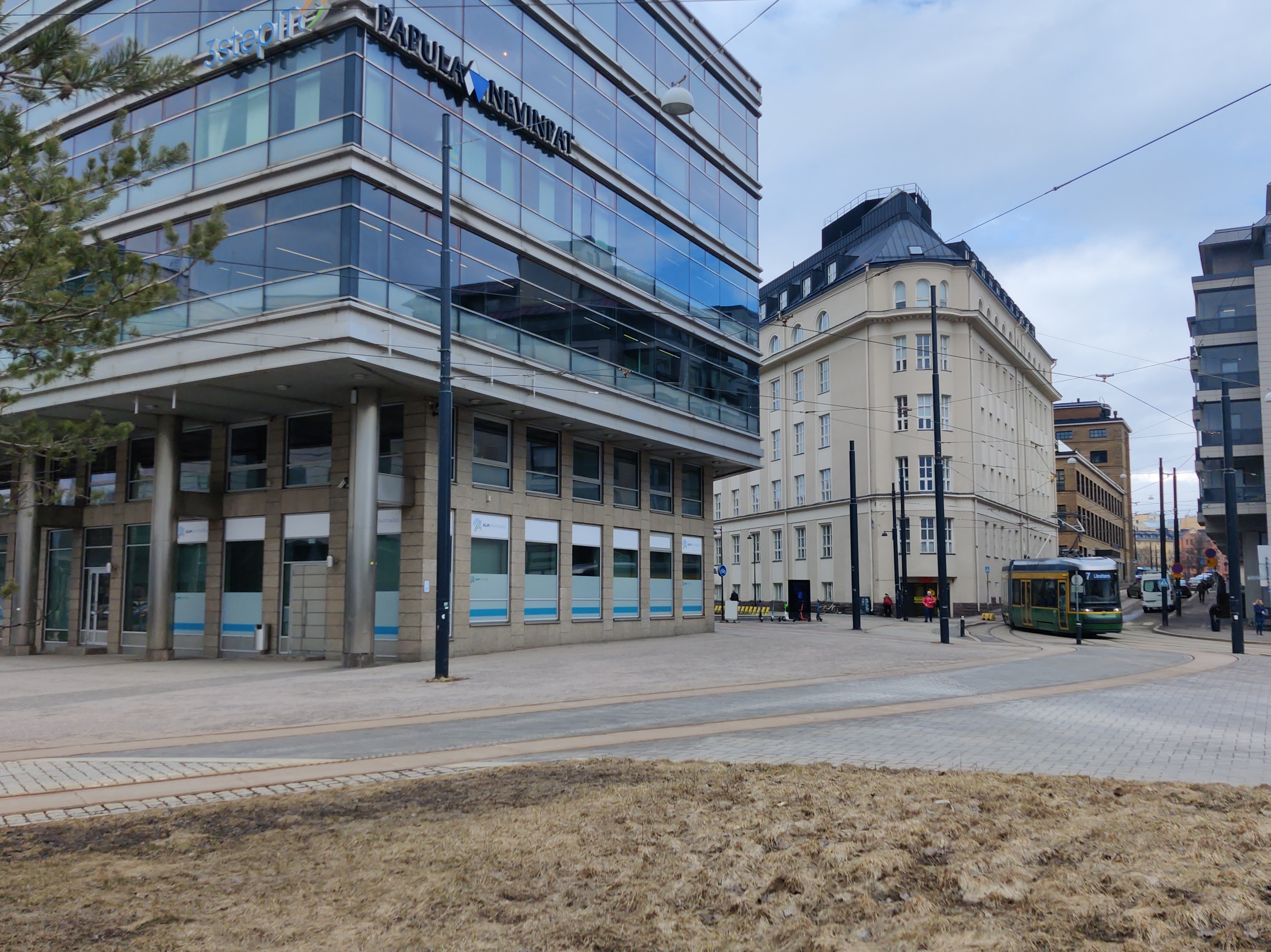 Itämerenkadun itäpään risteys, taustalla Ruoholahden silta, jota pitkin kulkee Lauttasaarenkatu (=Porkkalankatu) rephoto