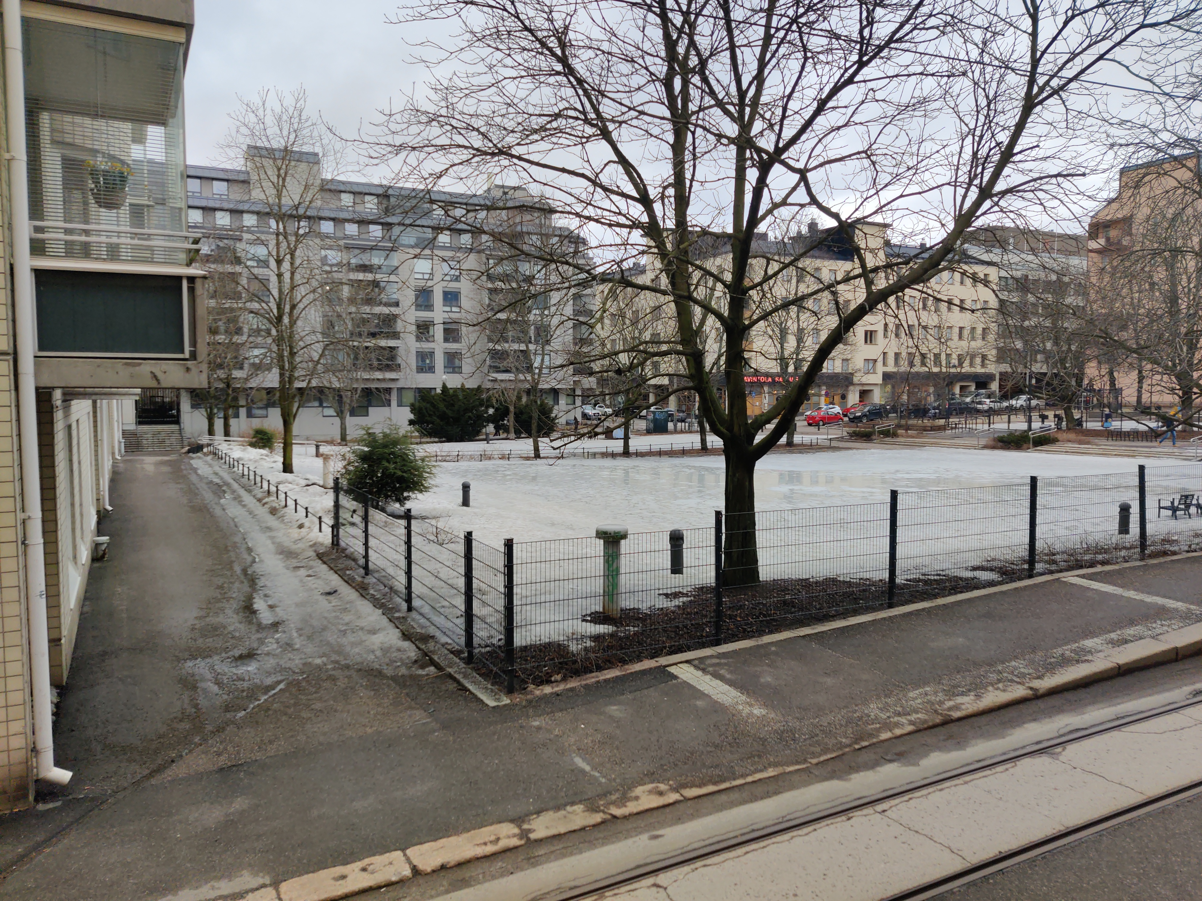 Eerikinkatu 43 - Köydenpunojankatu 13 - 15. Kuvassa on lasten leikkipuisto. rephoto