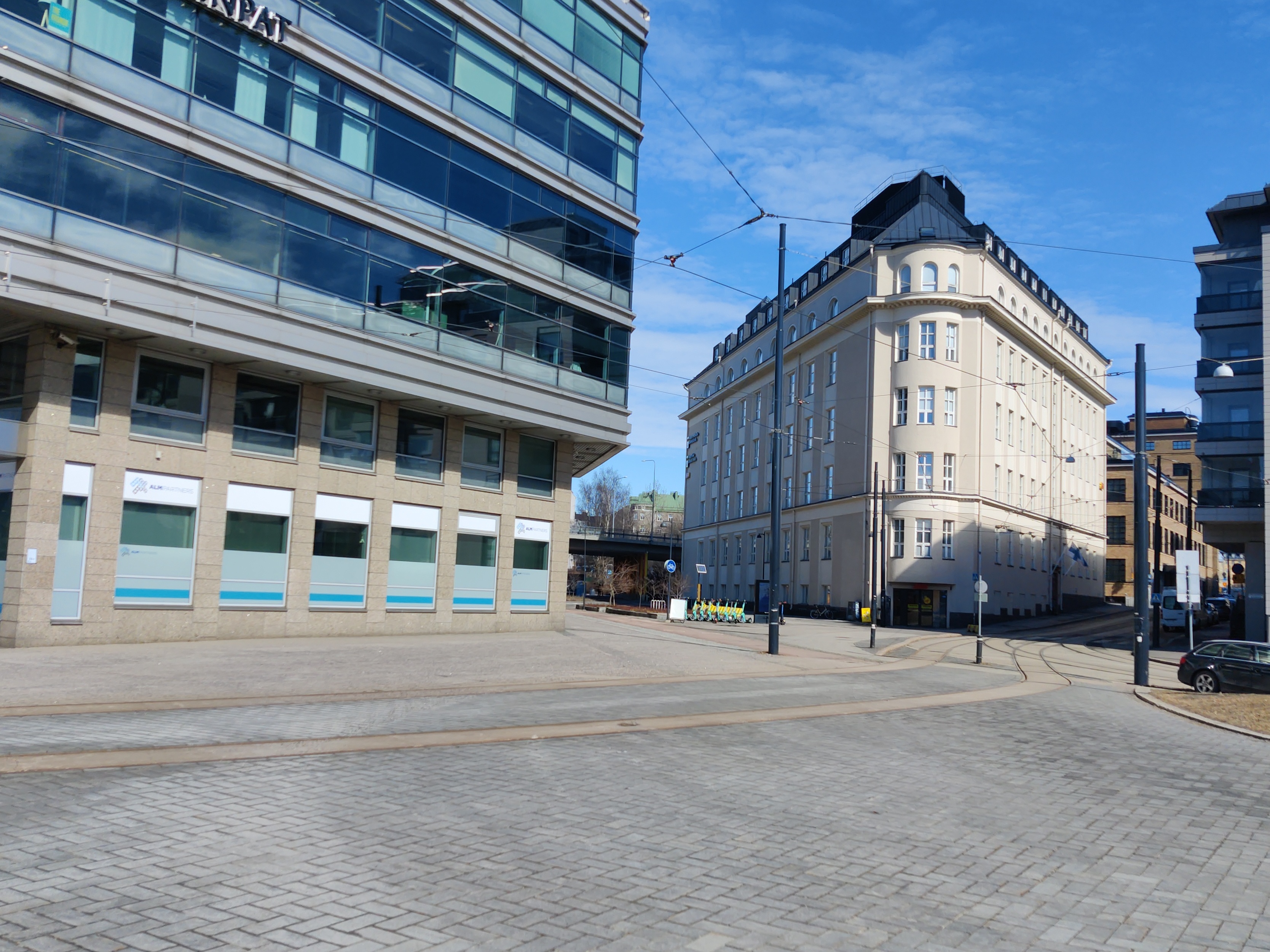 Itämerenkadun itäpään risteys, taustalla Ruoholahden silta, jota pitkin kulkee Lauttasaarenkatu (=Porkkalankatu) rephoto